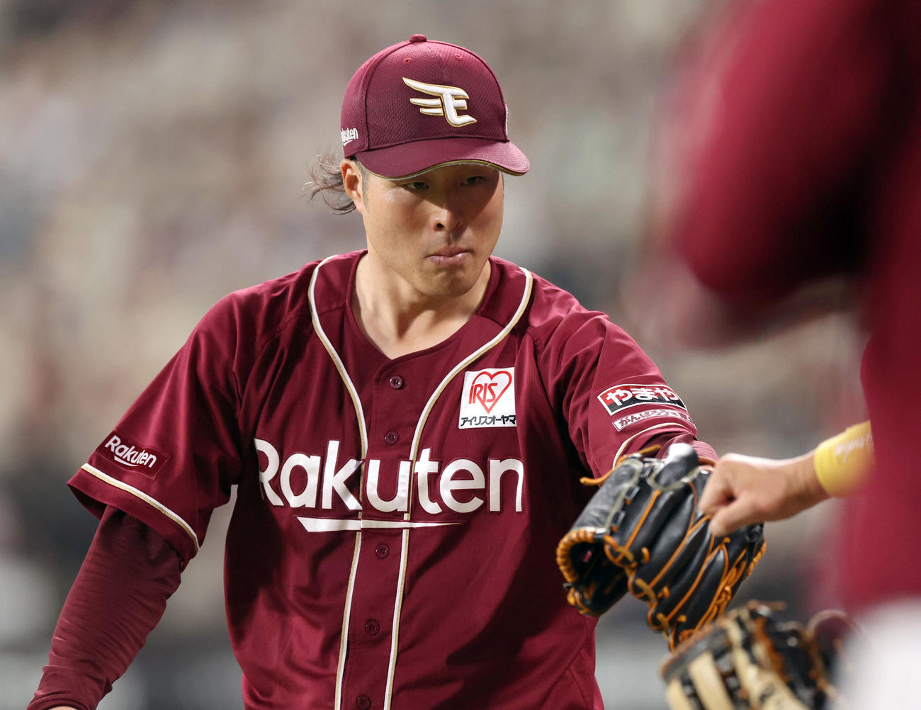 日本ハム対楽天　5回裏を無失点に抑えベンチに戻る滝中（撮影・佐藤翔太）