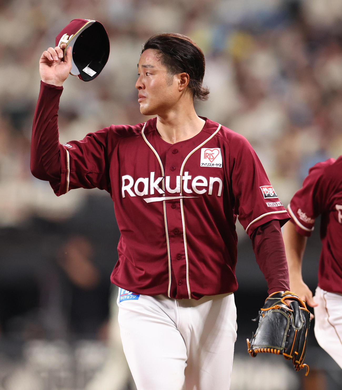 日本ハム対楽天　6回裏を無失点に抑えベンチに戻る滝中（撮影・佐藤翔太）