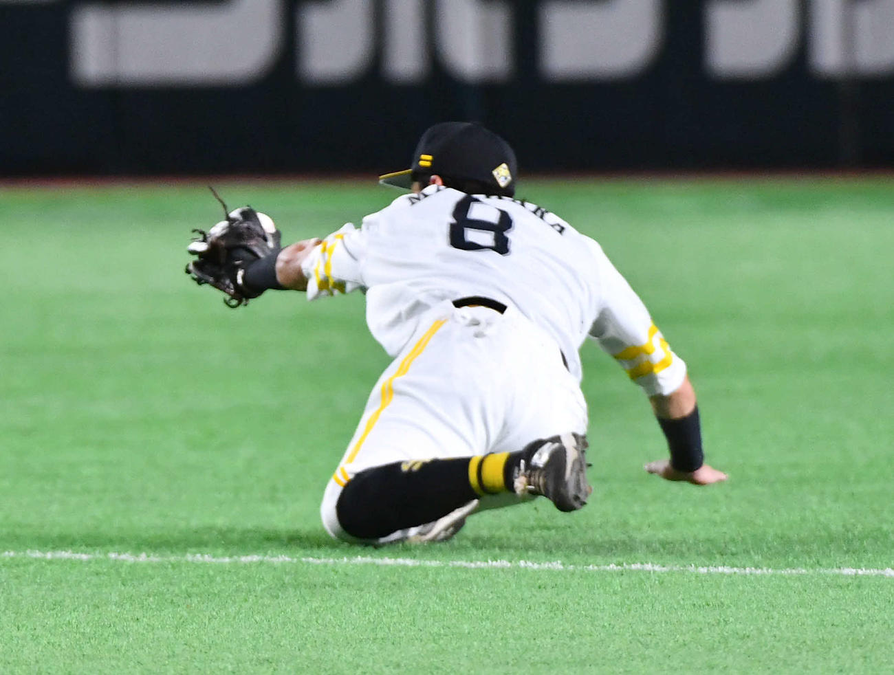 ソフトバンク対ロッテ　5回表ロッテ無死、中村奨の二ゴロを好守する牧原大（撮影・岩下翔太）