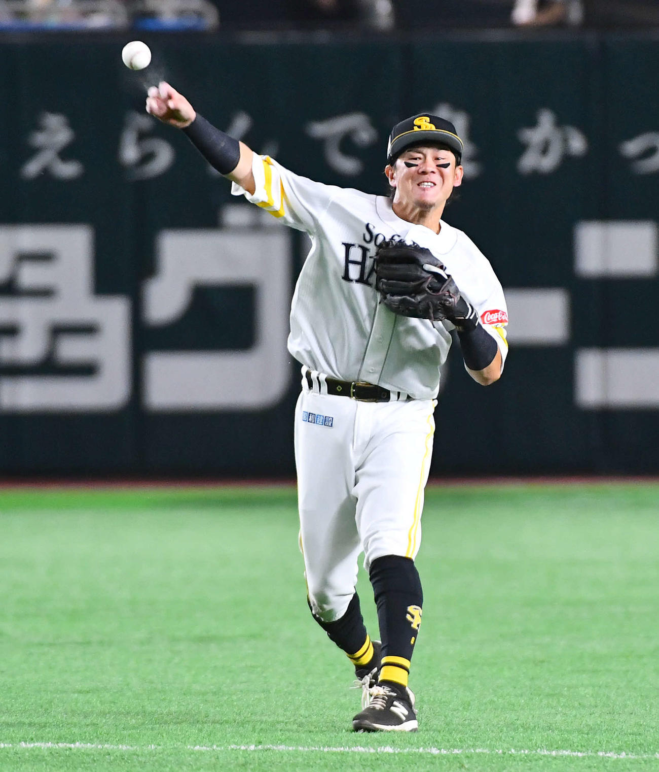ソフトバンク対ロッテ　5回表ロッテ無死、中村奨の二ゴロを好守する牧原大（撮影・岩下翔太）