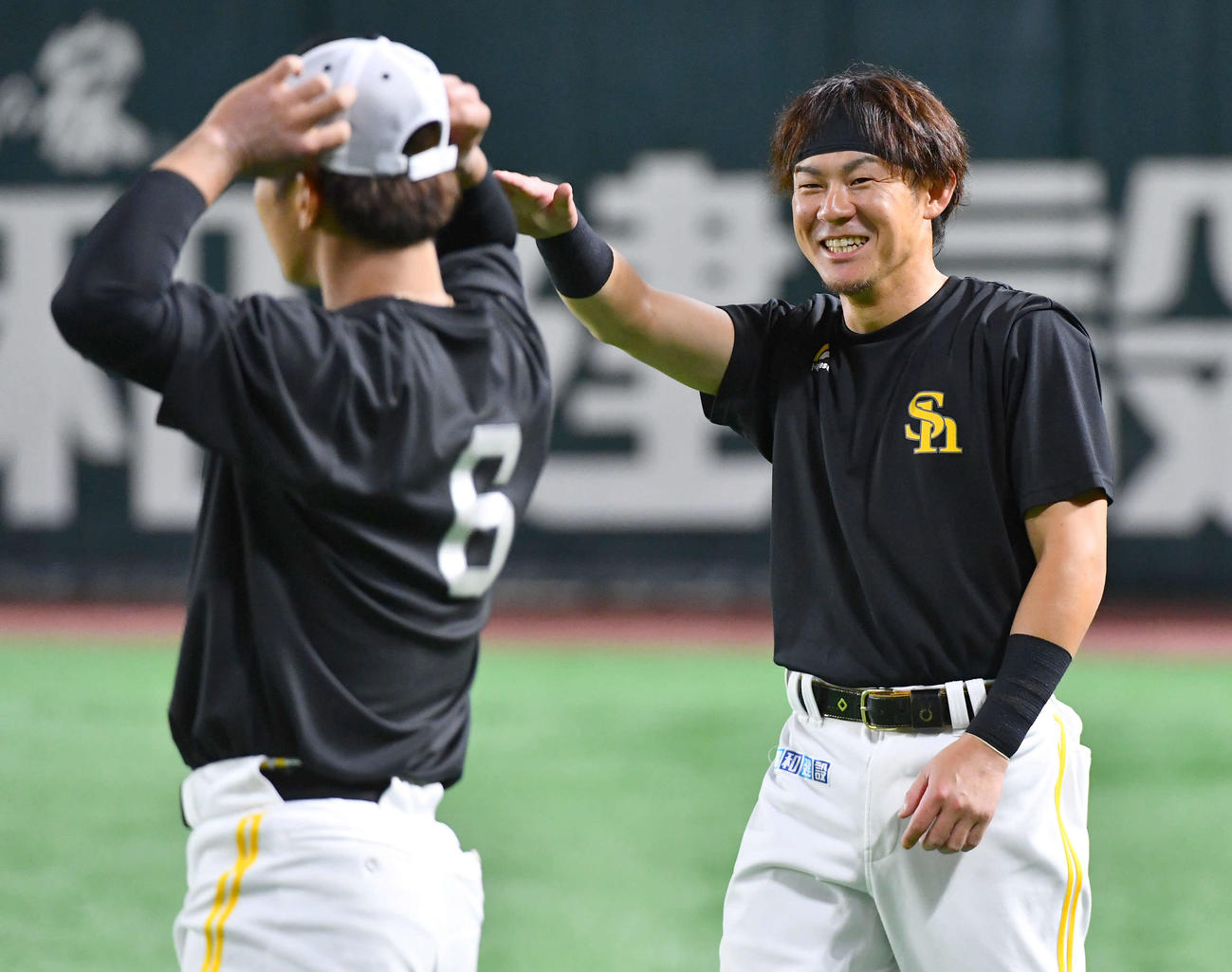 ソフトバンク対ロッテ　1軍に合流した牧原大（右）は今宮と談笑する（撮影・岩下翔太）