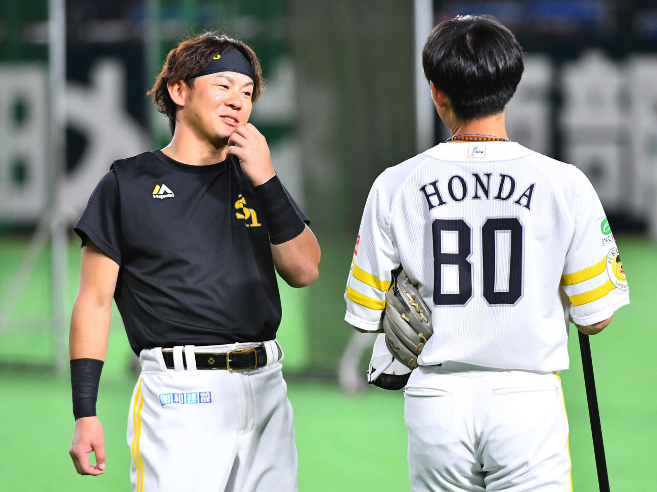 ソフトバンク対ロッテ　1軍に合流した牧原大（左）は本多コーチと話す（撮影・岩下翔太）
