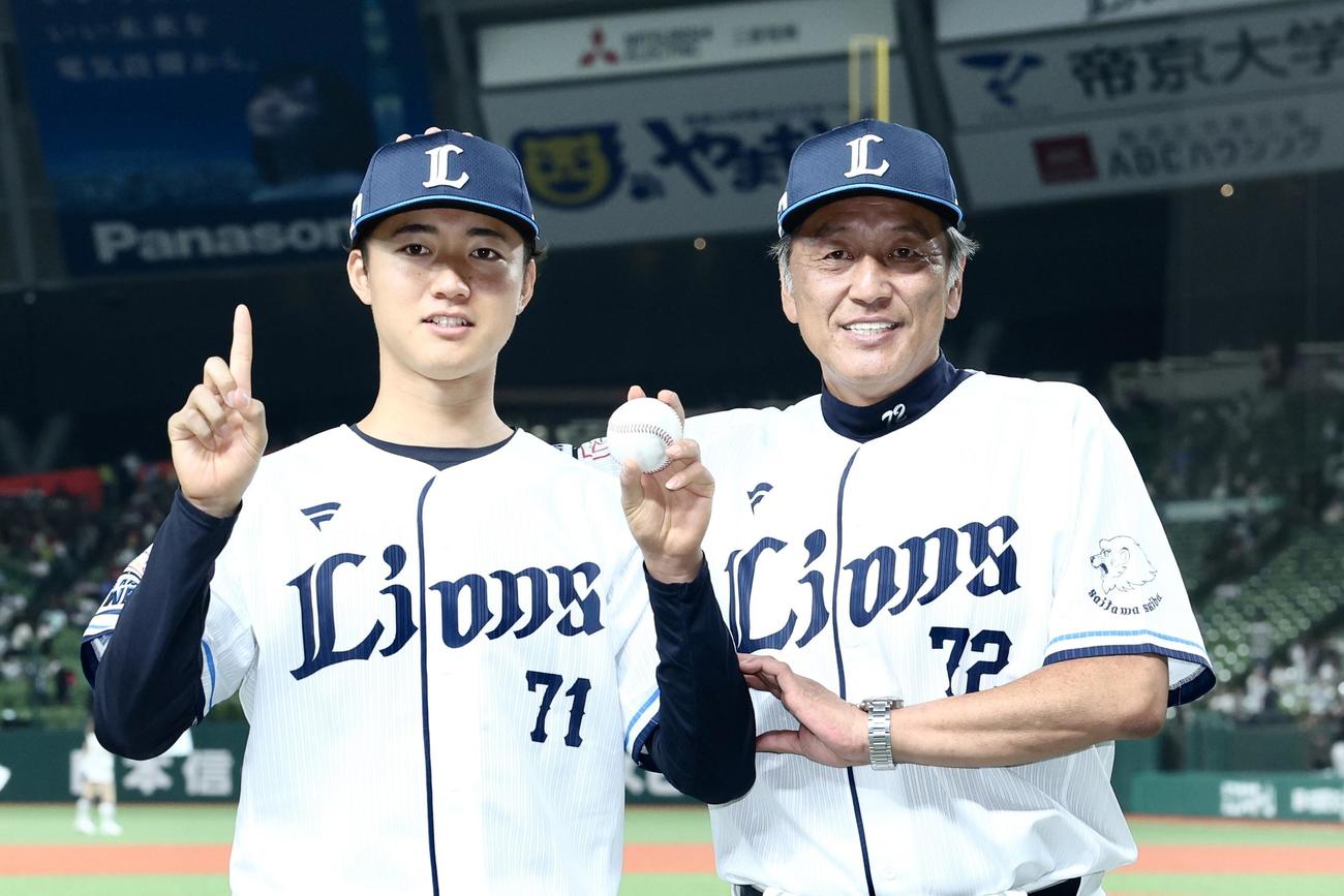西武対オリックス　プロ初勝利を挙げた西武菅井（左）は勝利球を手に渡辺監督代行と笑顔（撮影・河田真司）
