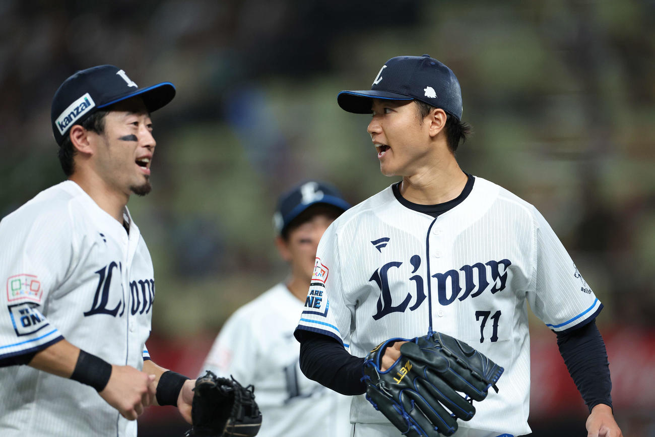 西武対オリックス　7回表オリックス2死二塁、代打杉本を空振り三振に仕留め、ベンチに戻る菅井（右）（撮影・河田真司）
