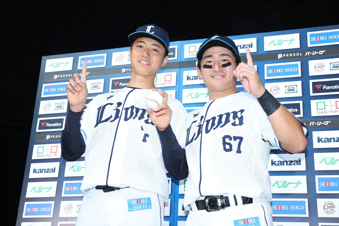 西武対オリックス　オリックスに勝利しお立ち台で写真に納まるプロ初勝利の菅井（左）と野村大（撮影・河田真司）