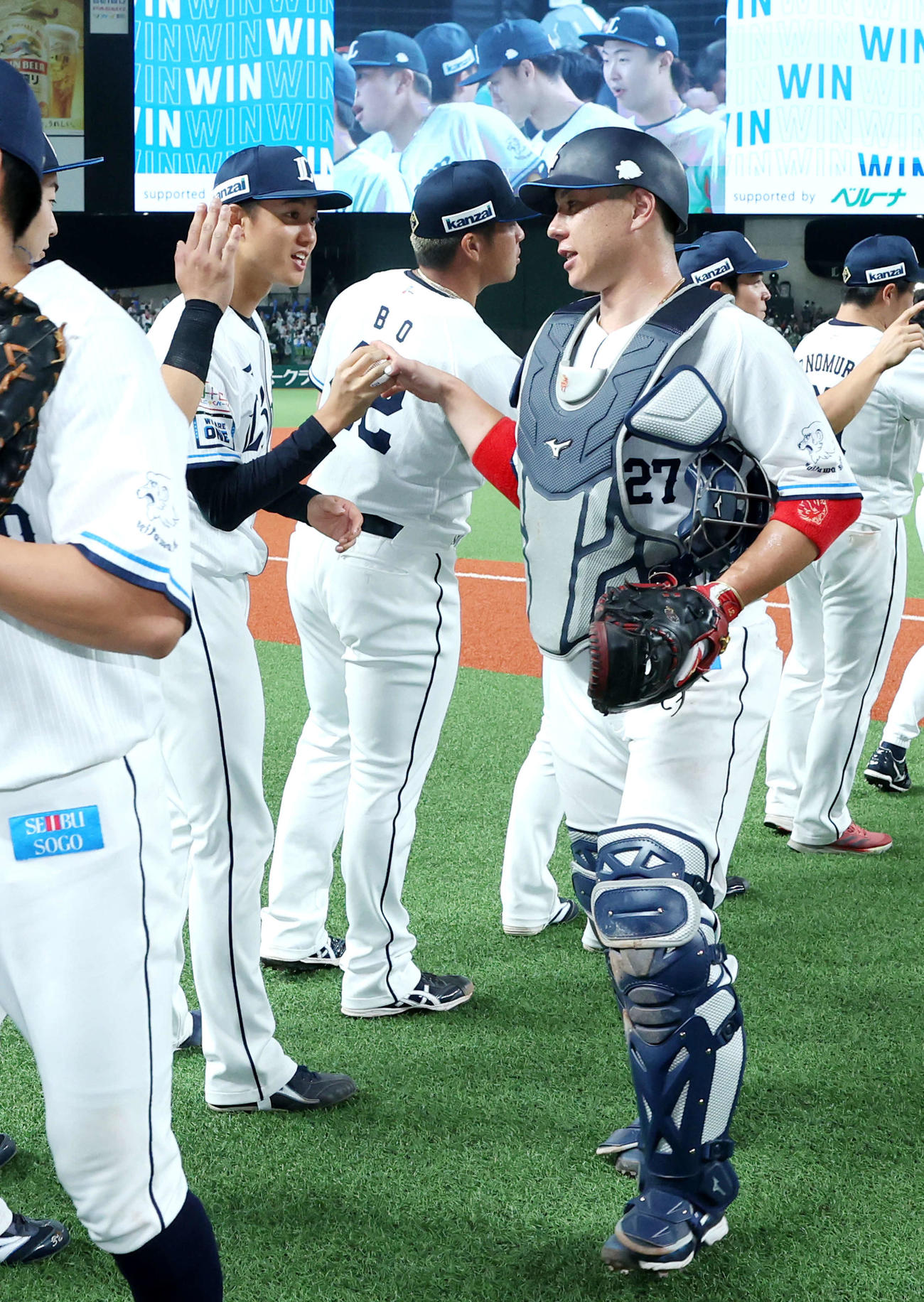西武対オリックス　オリックスに勝利し、プロ初勝利の菅井（左）にウイニングボールを渡す西武炭谷（撮影・河田真司）