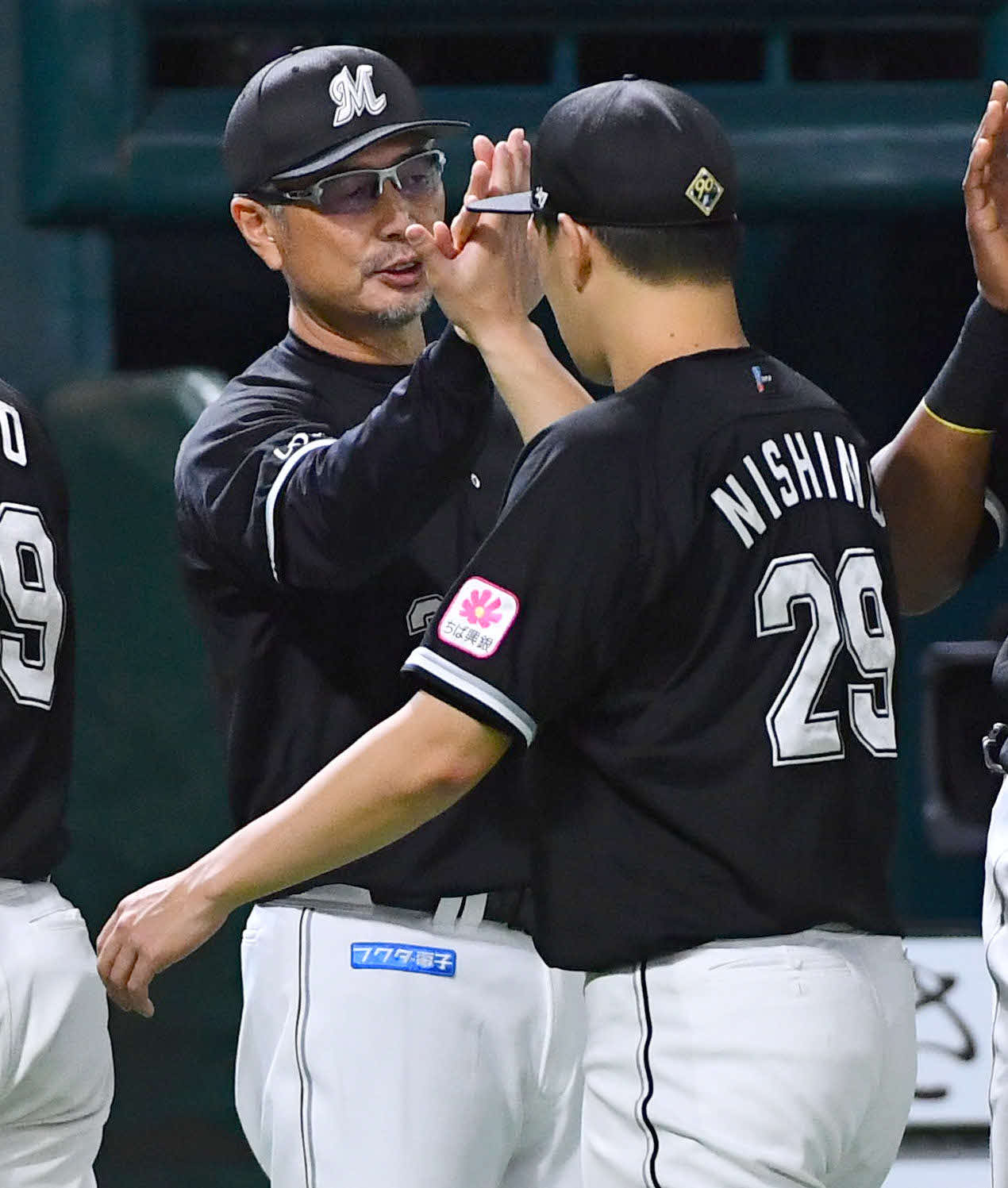 ソフトバンク対ロッテ　ソフトバンクに勝利し、7勝目を挙げた西野（右）とタッチを交わす吉井監督（撮影・岩下翔太）