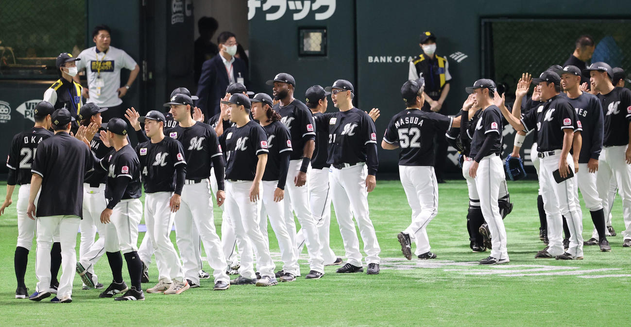 ソフトバンク対ロッテ　勝利を飾ったロッテナインはベンチ前でタッチを交わす（撮影・鬼束羽瑠菜）