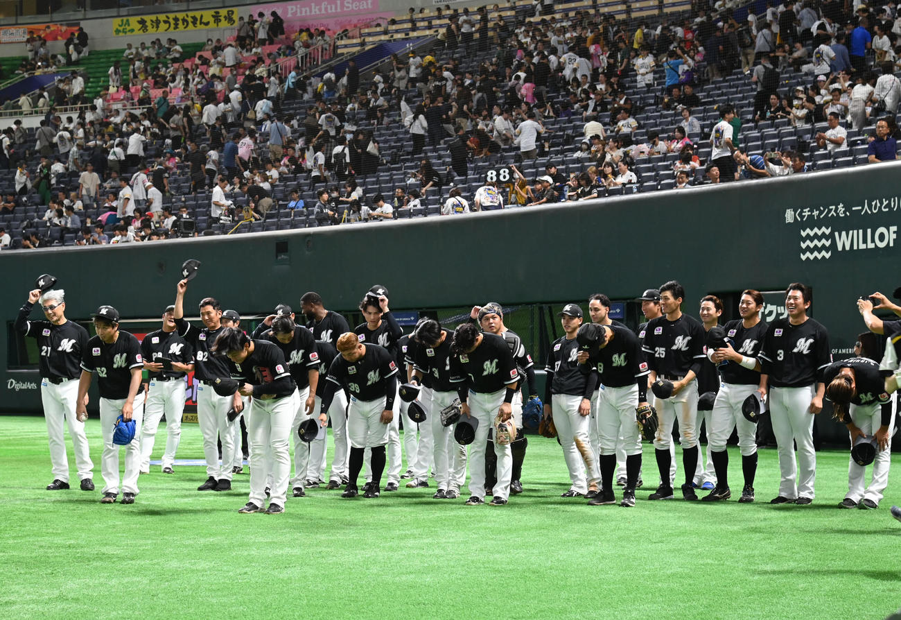 ソフトバンク対ロッテ　勝利を収めファンに一礼するロッテナイン（撮影・林敢治）