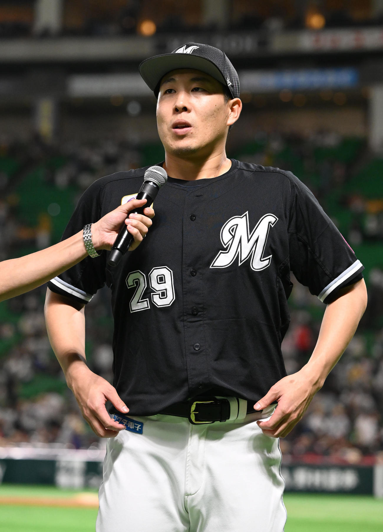 ソフトバンク対ロッテ　ヒーローインタビューに応える西野（撮影・林敢治）