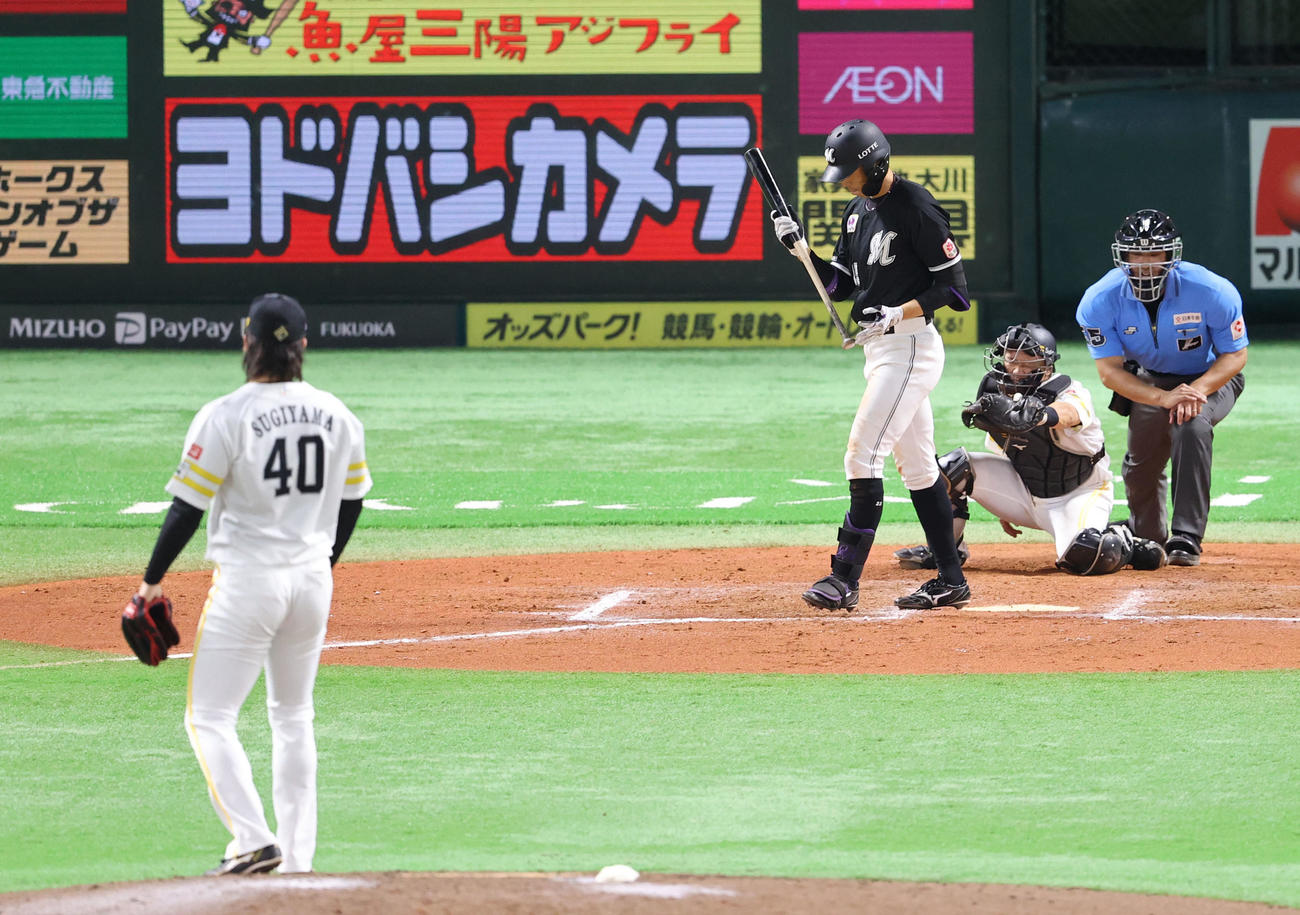 ソフトバンク対ロッテ　7回表ロッテ1死満塁、岡は四球を選び一塁へ歩く、押し出しで得点（撮影・鬼束羽瑠菜）
