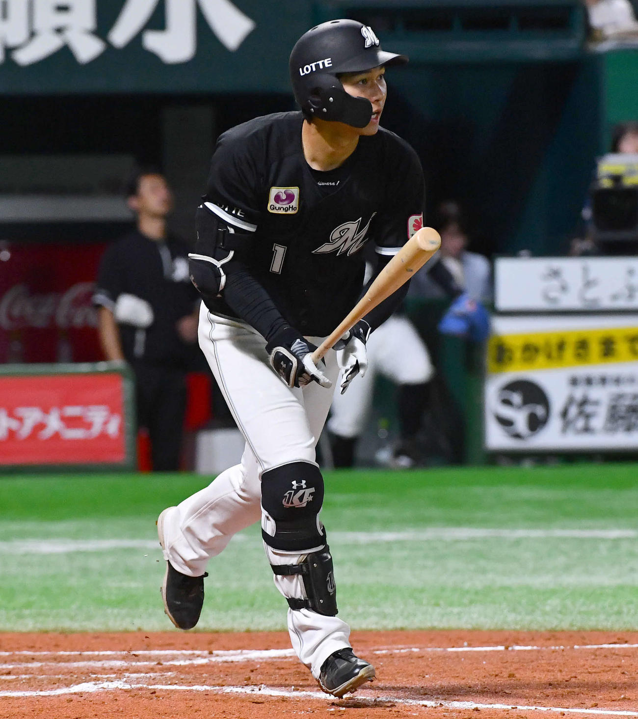 ソフトバンク対ロッテ　7回表ロッテ1死満塁、藤原は右犠飛を放つ（撮影・岩下翔太）
