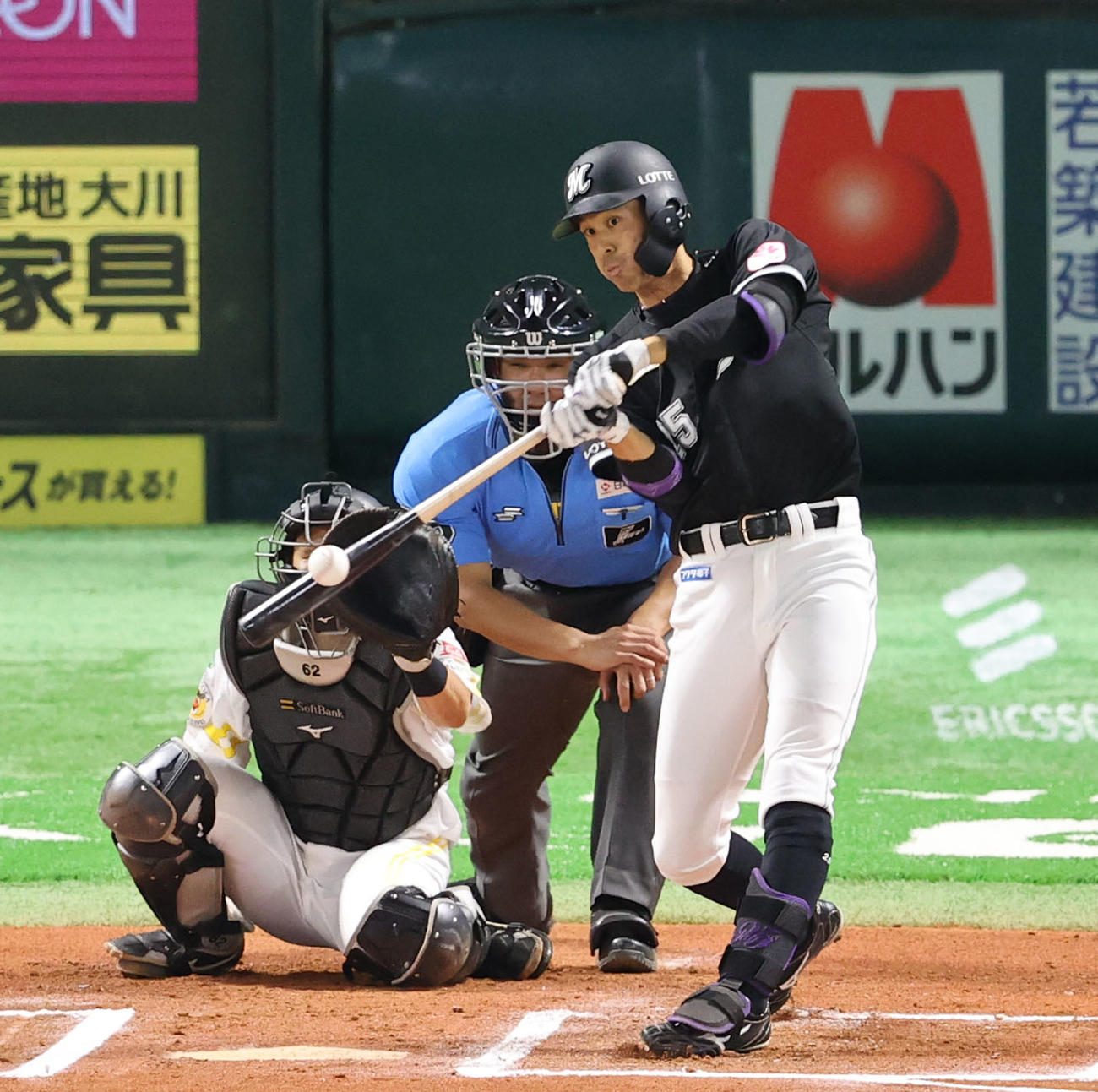 ソフトバンク対ロッテ　6回表ロッテ1死、岡は左前打を放つ（撮影・鬼束羽瑠菜）