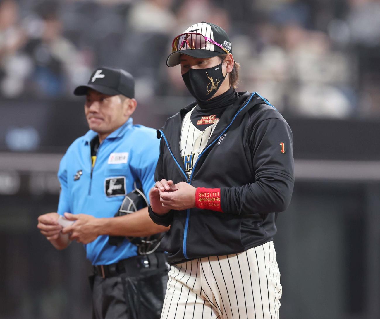 日本ハム対楽天　選手交代を告げる新庄監督（撮影・黒川智章）