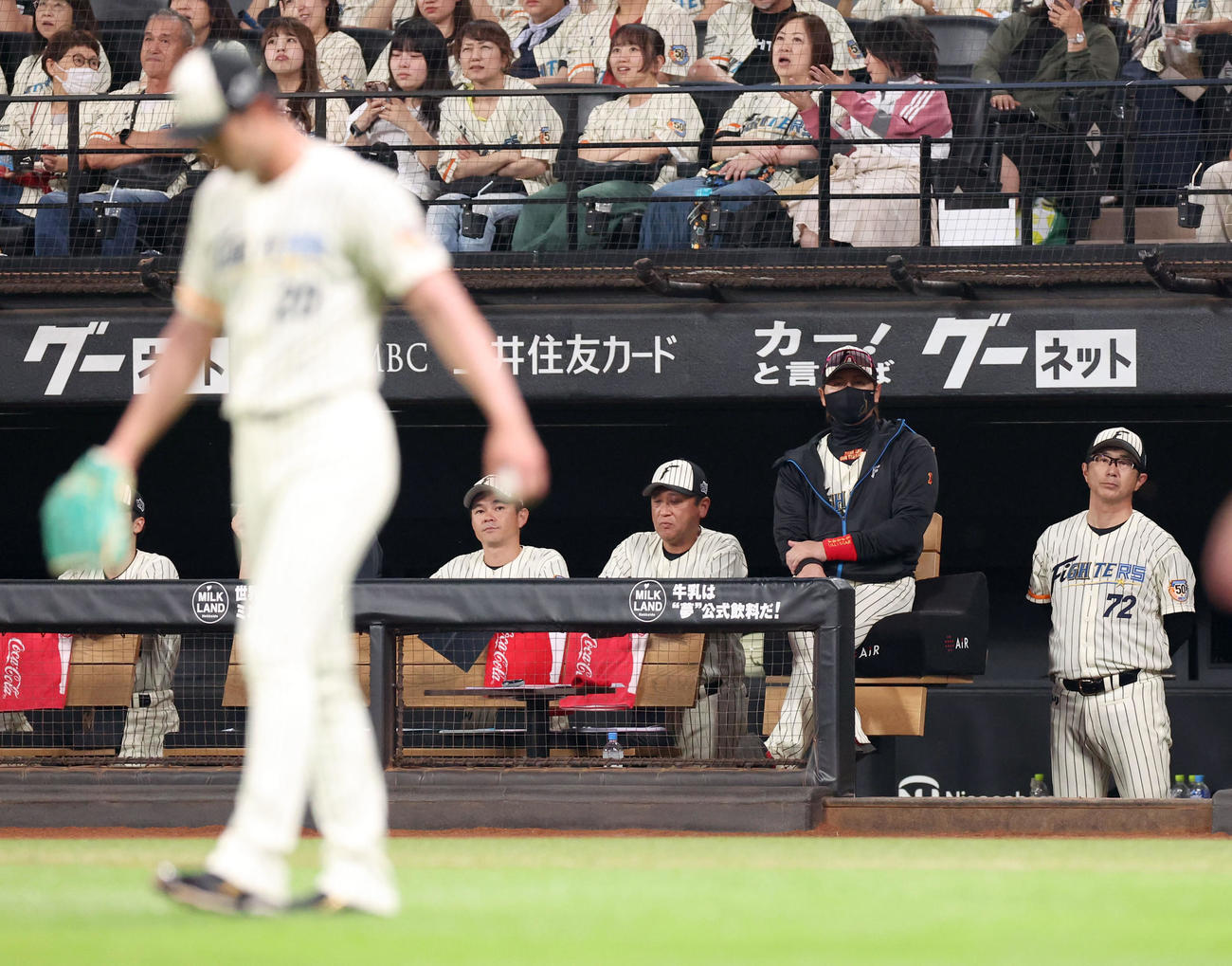 日本ハム対楽天　6回表楽天2死満塁、フランコに左越え満塁本塁打を浴びうつむく上原（左手前）。右から2人目は新庄監督（撮影・佐藤翔太）