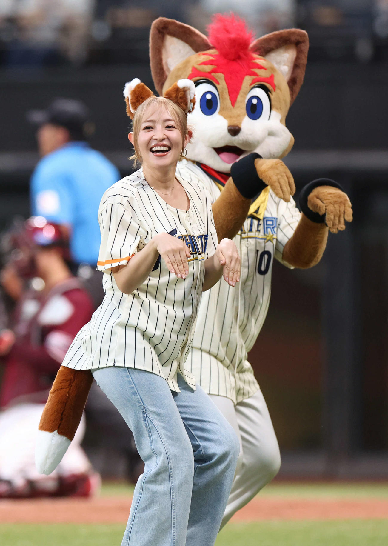 日本ハム対楽天　「きつねダンス」を披露する大沢あかね（撮影・佐藤翔太）