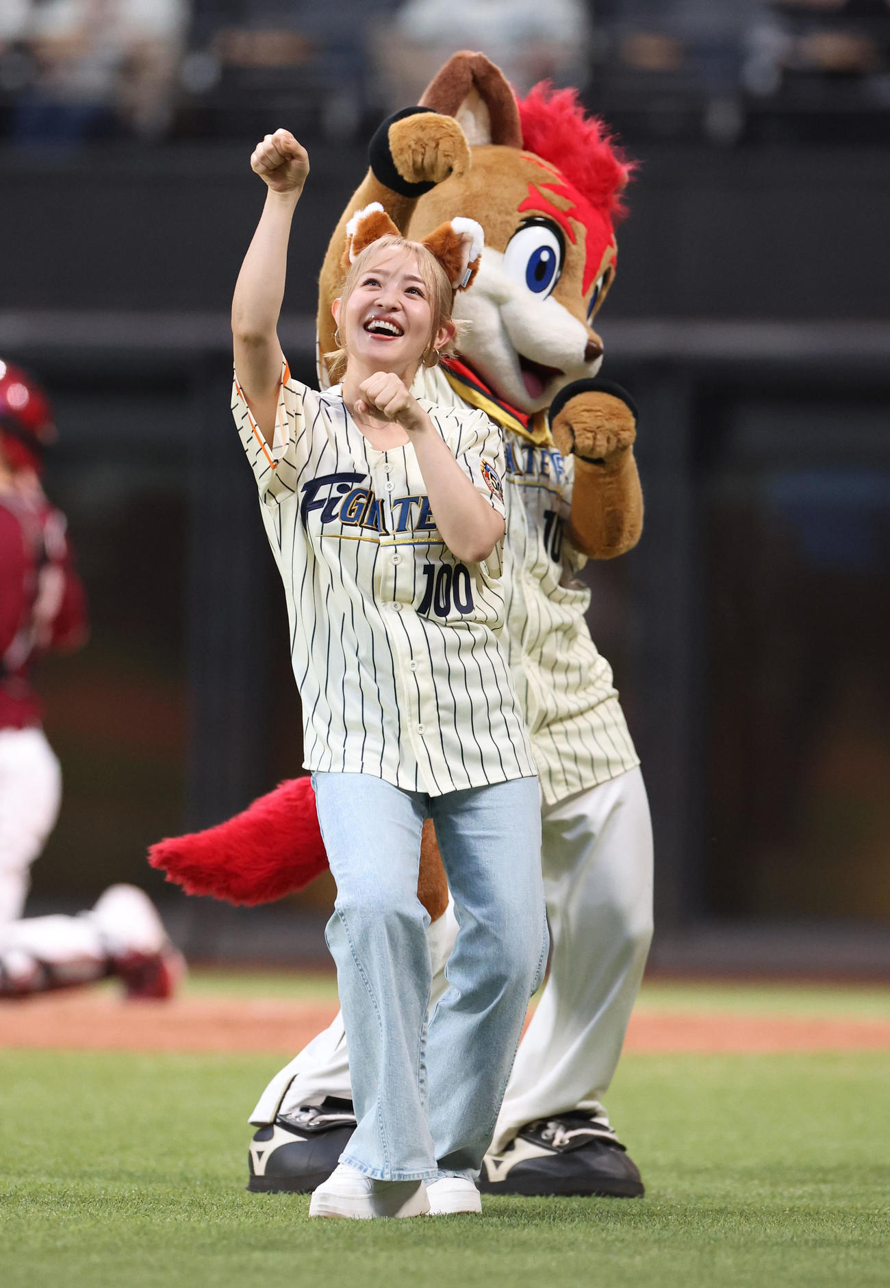 日本ハム対楽天　「きつねダンス」を披露する大沢あかね（撮影・佐藤翔太）