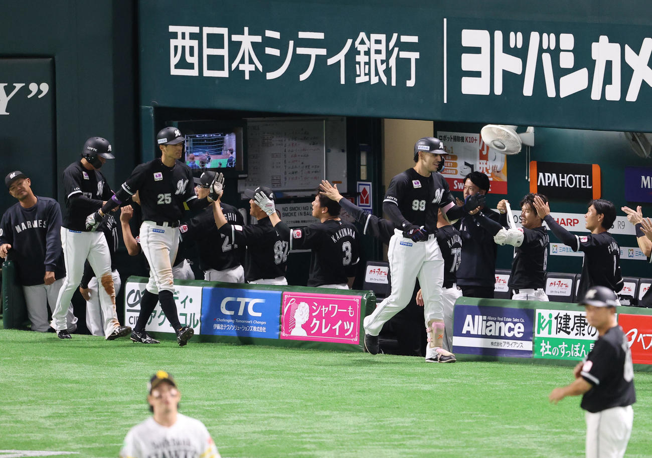ソフトバンク対ロッテ　7回表ロッテ2死二、三塁、ソトは左中間に3点本塁打を放ちベンチのナインとハイタッチ（撮影・鬼束羽瑠菜）