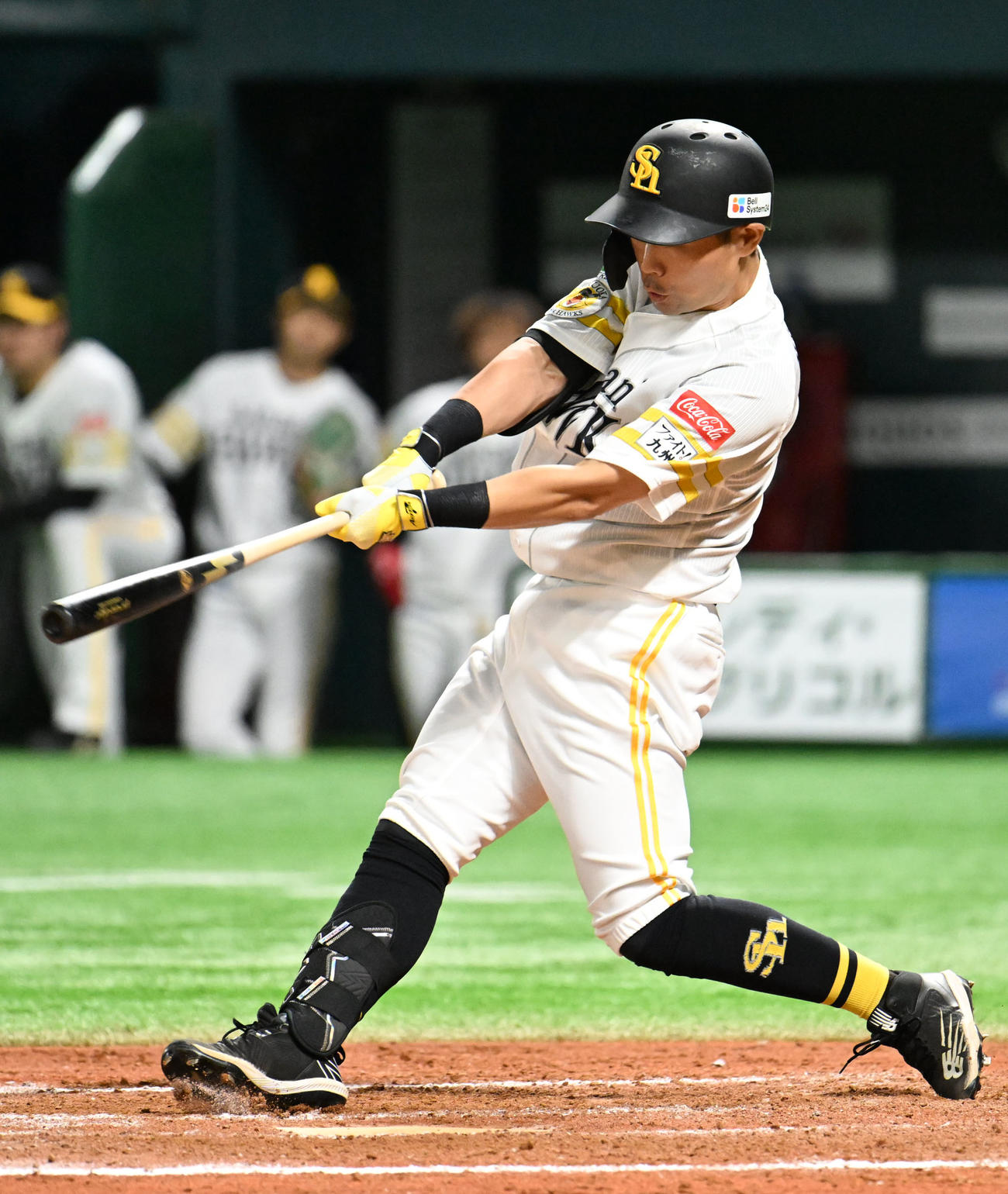 ソフトバンク対ロッテ　7回裏ソフトバンク1死二塁、中村晃は適時打を放つ（撮影・林敢治）