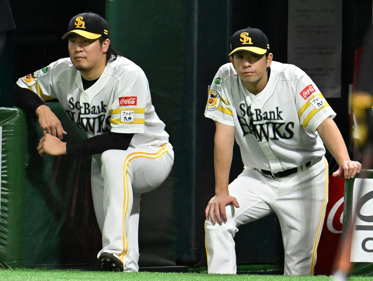 ソフトバンク対ロッテ　9回裏、試合を見守る（左から）杉山と大関（撮影・林敢治）