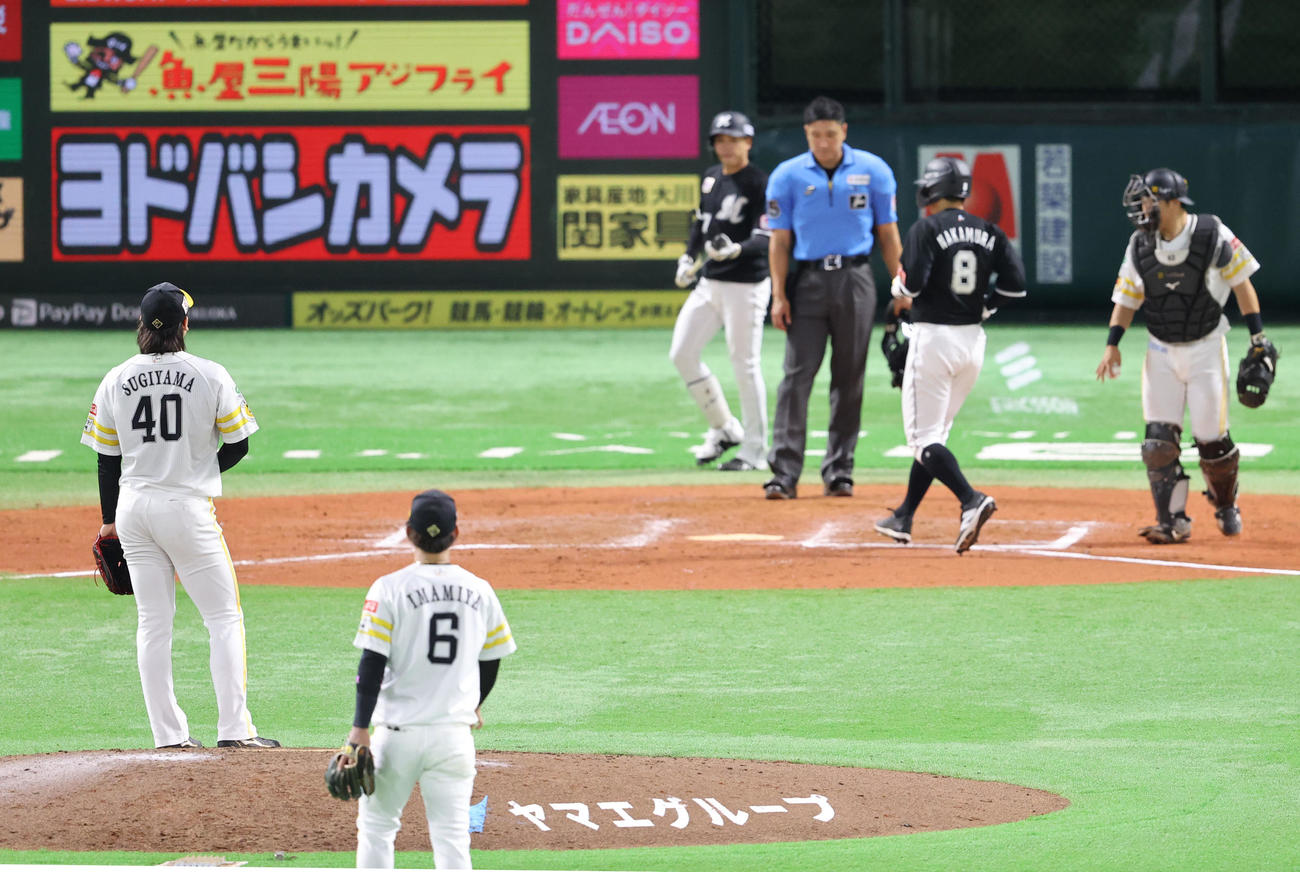 ソフトバンク対ロッテ　7回表ロッテ1死満塁、岡に四球を与え押し出し失点する杉山（撮影・鬼束羽瑠菜）