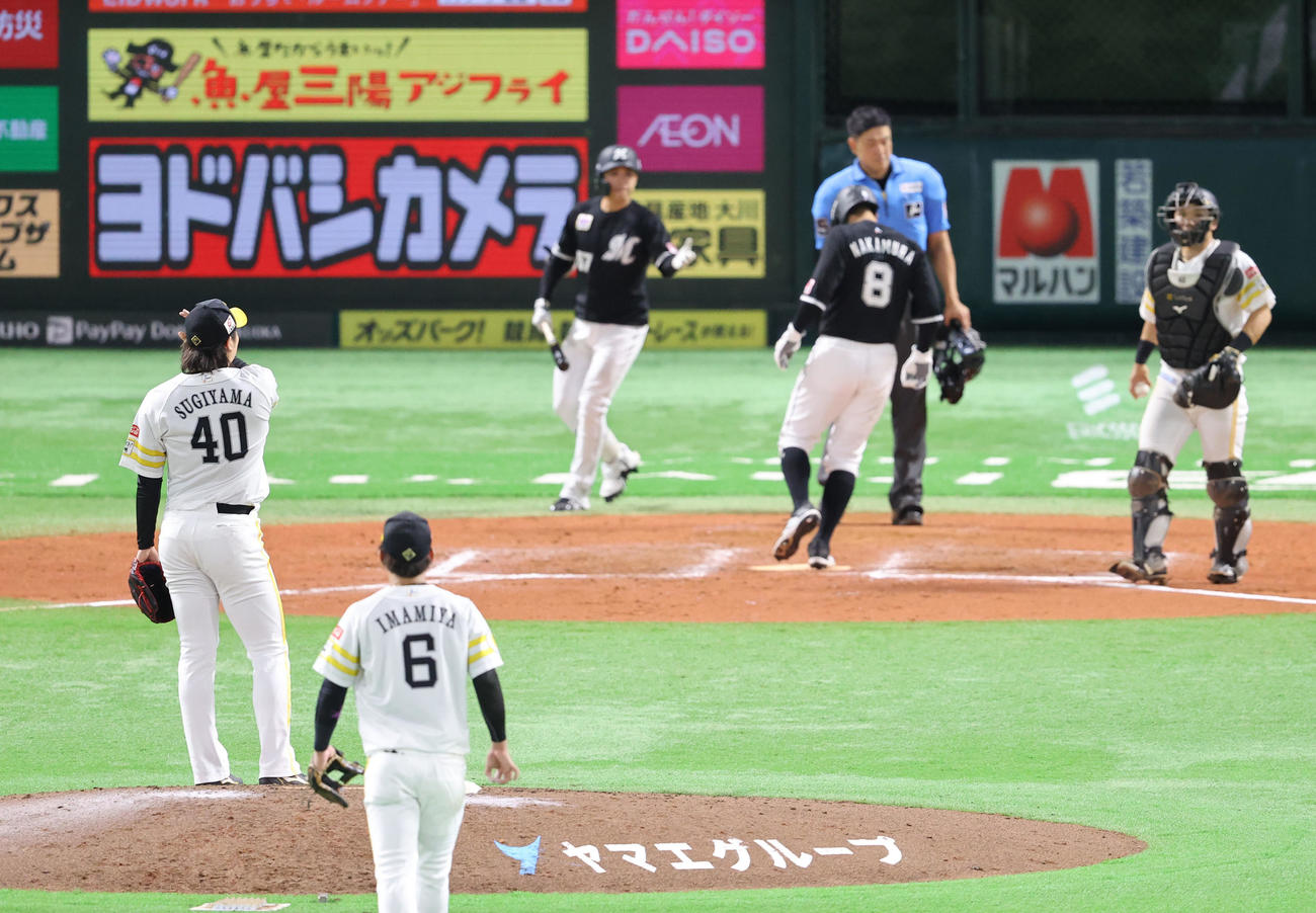 ソフトバンク対ロッテ　7回表ロッテ1死満塁、岡に四球を与え押し出し失点する杉山（撮影・鬼束羽瑠菜）