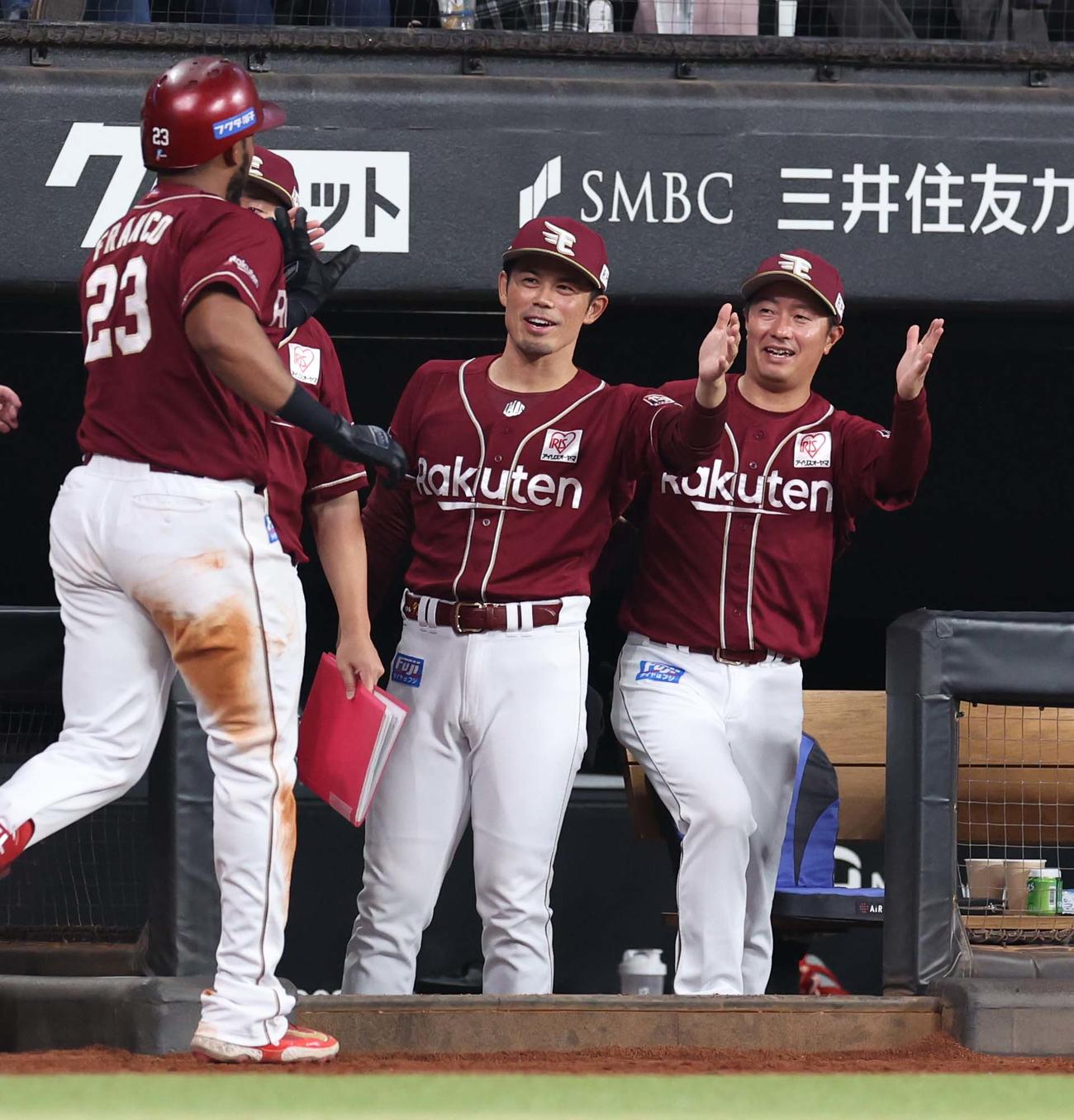 日本ハム対楽天　6回表、満塁本塁打を放ったフランコを出迎える今江監督（中央）（撮影・黒川智章）