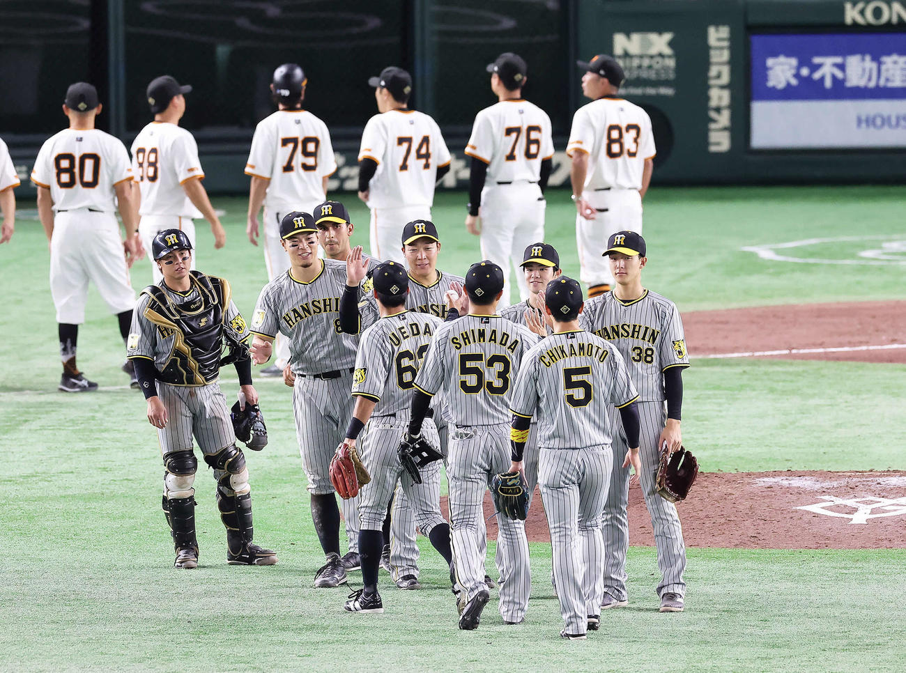 巨人対阪神　巨人に勝利しタッチを交わす阪神大山（中央）、佐藤輝（同左から2人目）ら（撮影・足立雅史）