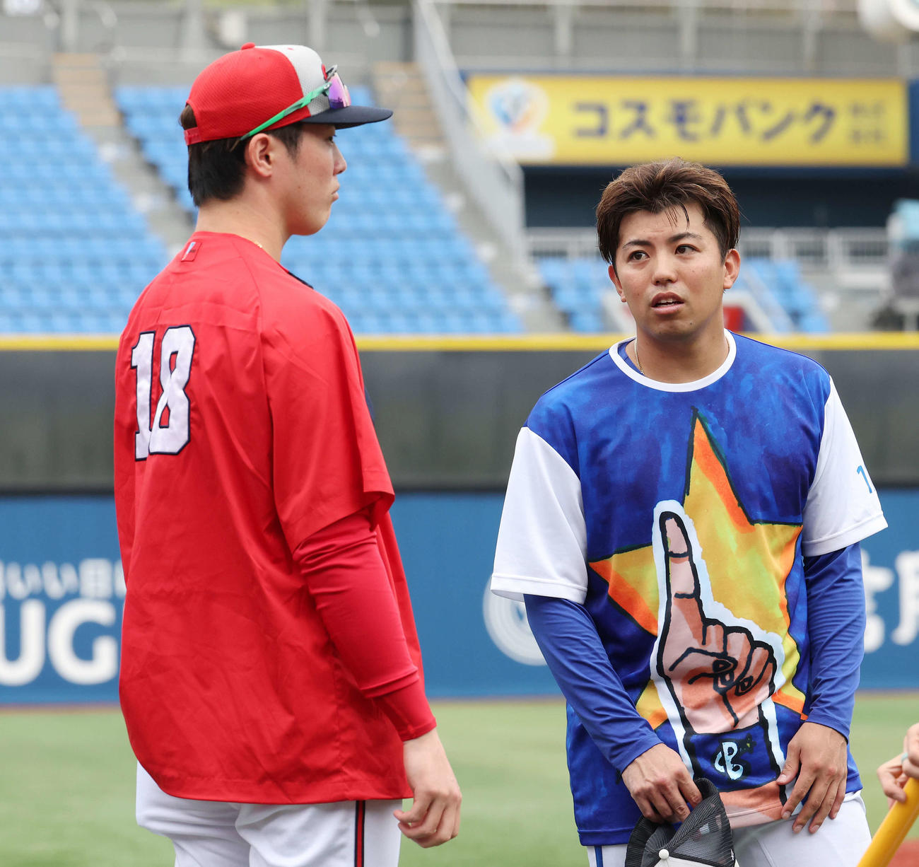 DeNA対広島　試合前、言葉を交わす広島森下（左）とDeNA東（2024年7月15日撮影）