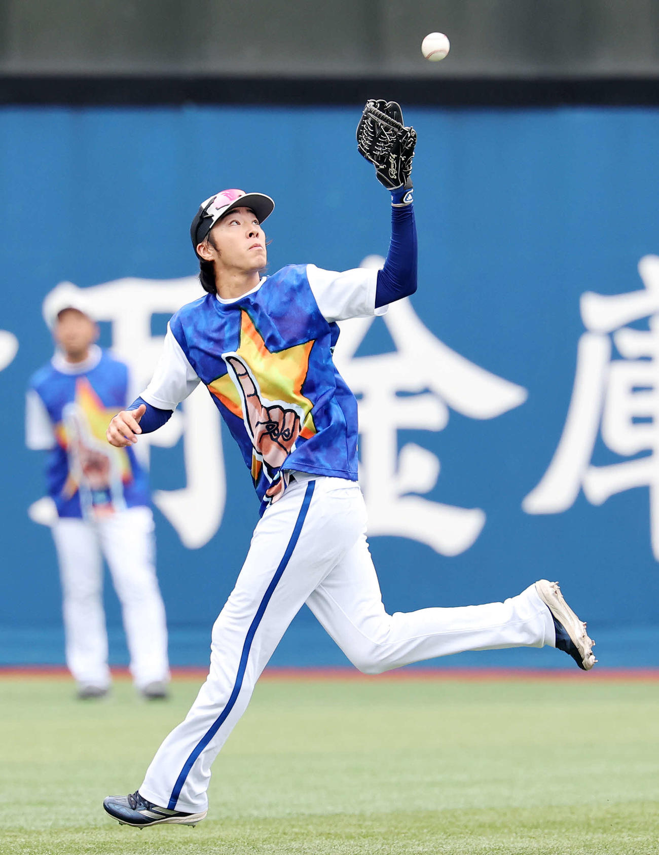 DeNA対広島　守備練習するDeNA度会（撮影・鈴木正人）