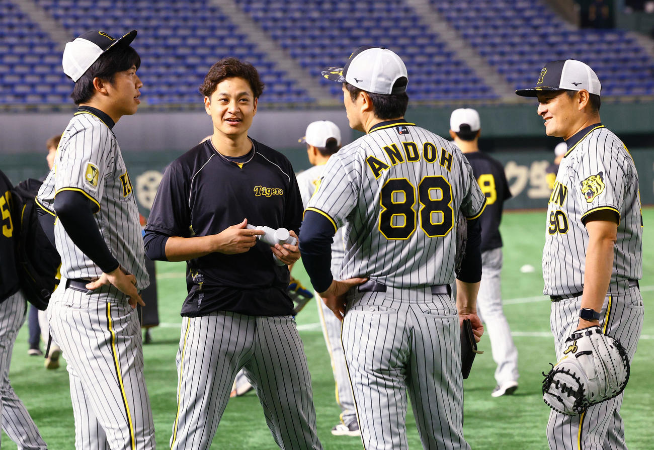 巨人対阪神　安藤投手コーチ　らと話をする阪神才木（左端）と大竹（左から2人目）（撮影・藤尾明華）