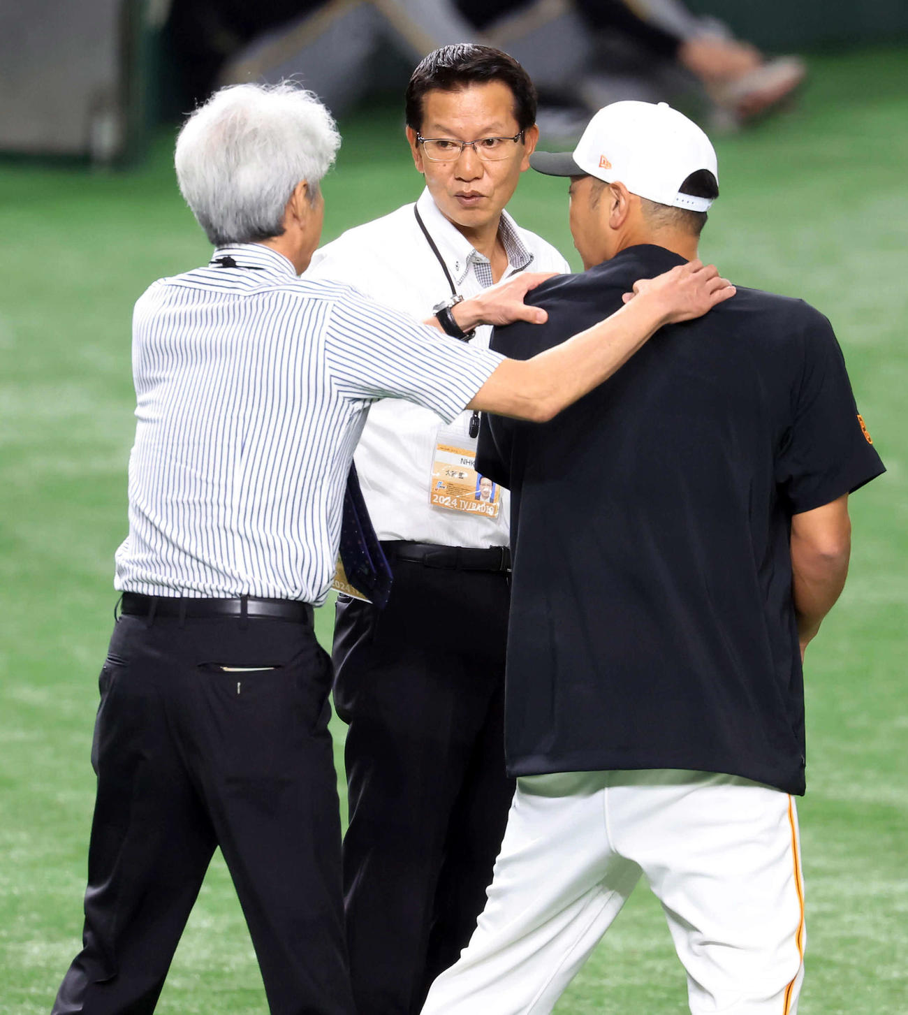 巨人対阪神　試合前、緒方耕一氏（左）、巨人阿部慎之助監督（右）と話す大野豊氏（撮影・浅見桂子）