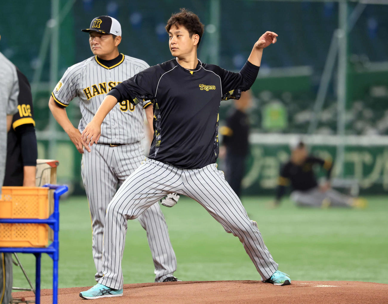 巨人対阪神　試合前、マウンドを確認する阪神大竹（撮影・浅見桂子）