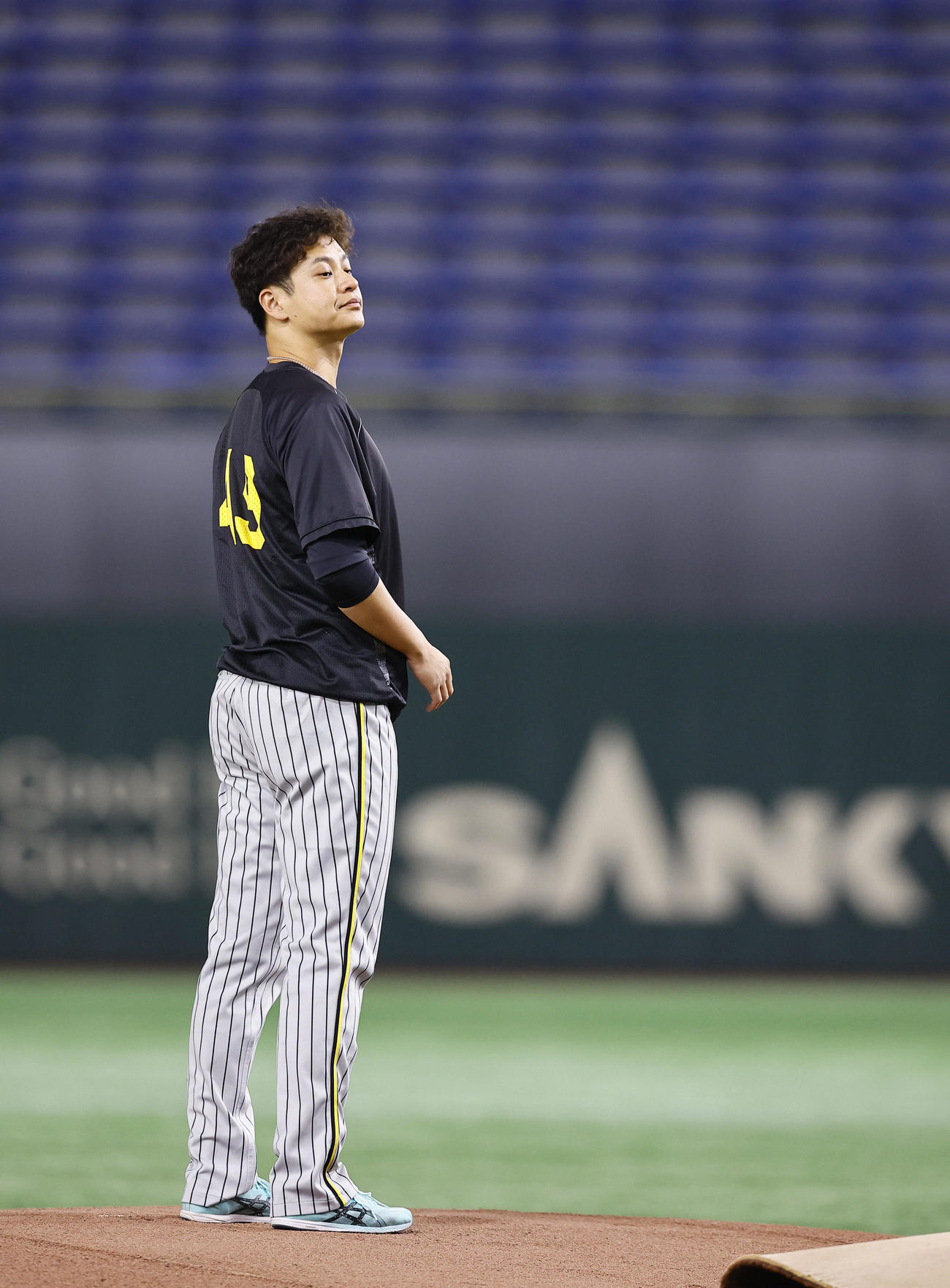 巨人対阪神　練習前にマウンドを確認する阪神大竹（撮影・藤尾明華）