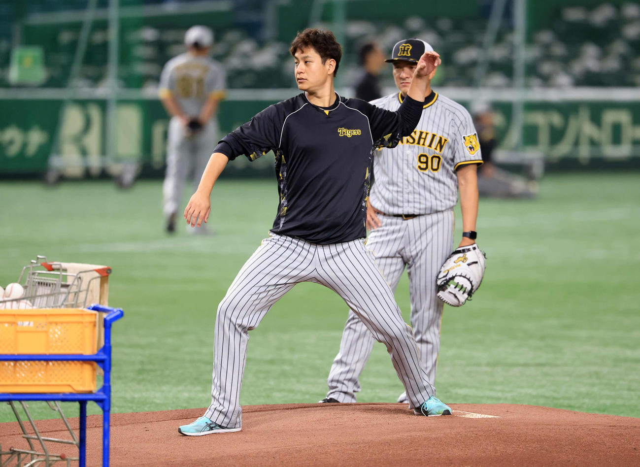 巨人対阪神　試合前、マウンドを確認する阪神大竹（撮影・浅見桂子）