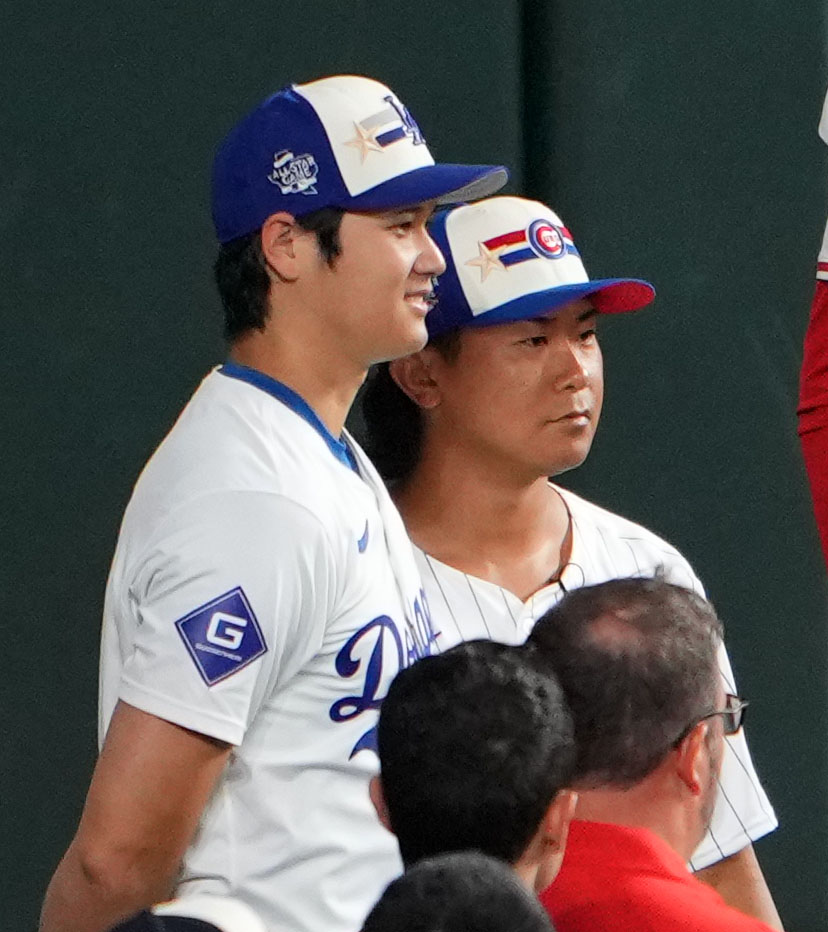 笑顔で写真に納まる大谷（左）と今永（撮影・横山健太）
