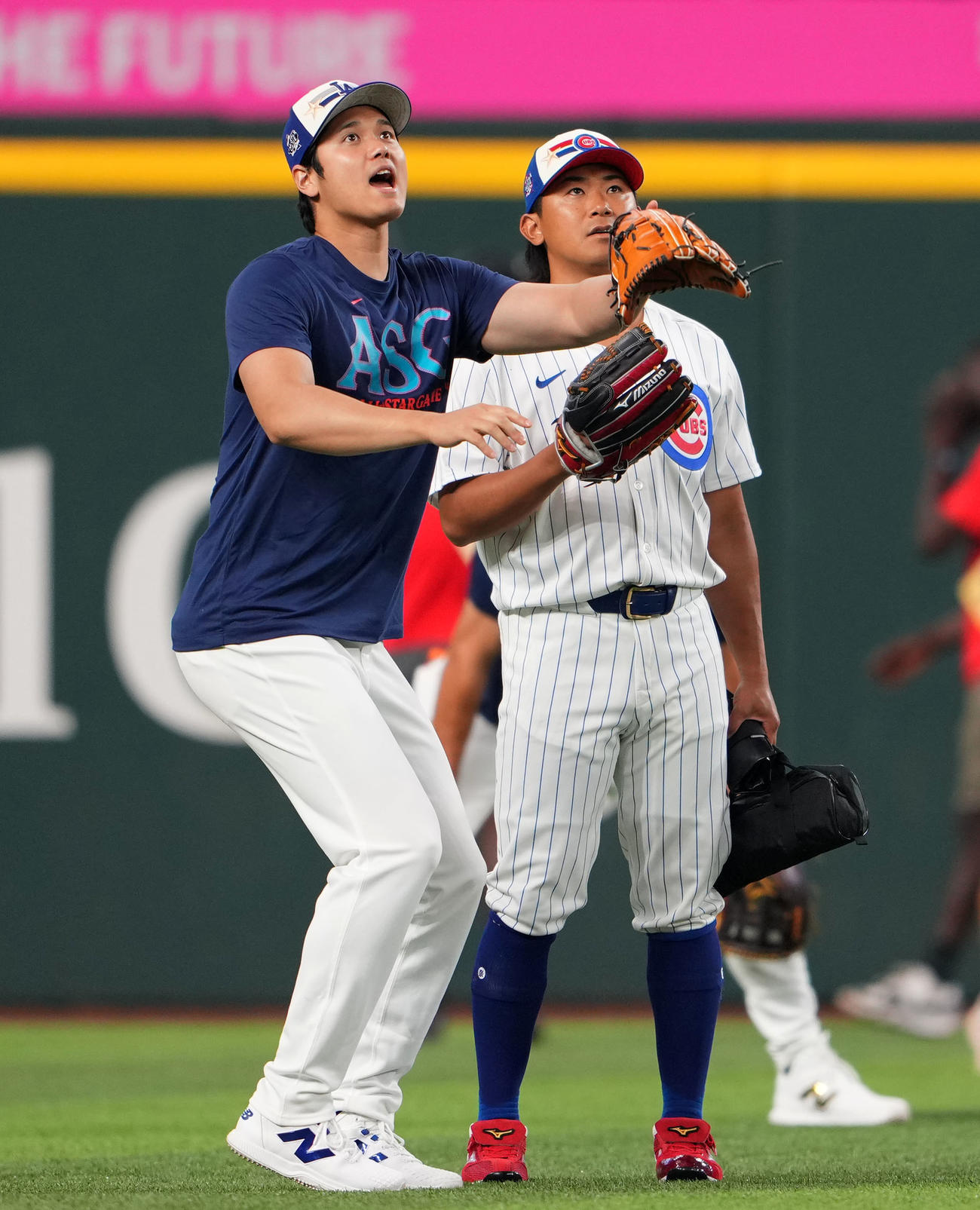 球拾いで今永（右）を守る大谷（撮影・横山健太）