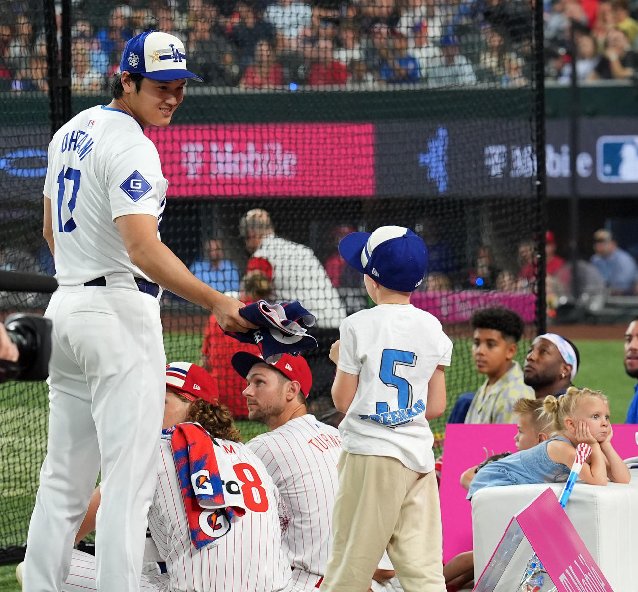 ホームランダービーでフリーマン息子チャーリー君ににタオルを手渡す大谷（撮影・横山健太）