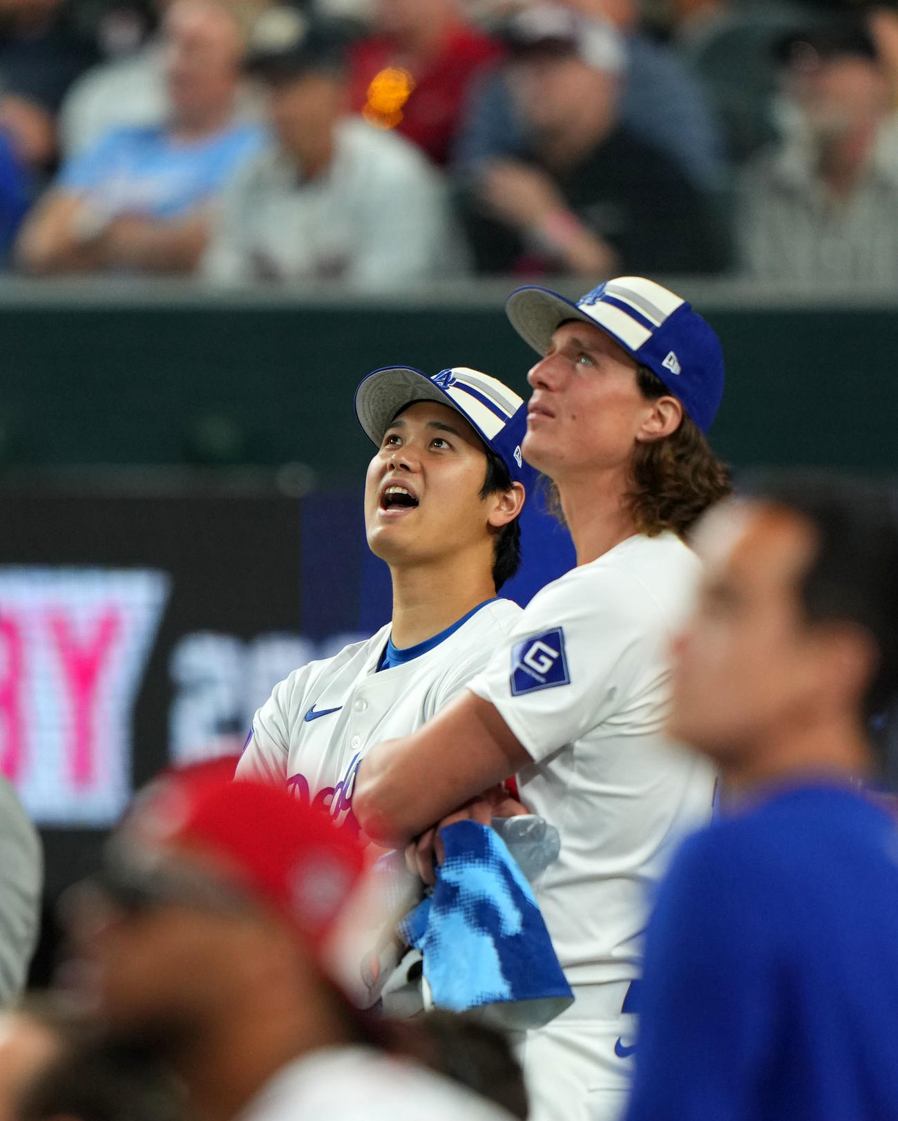 ホームランダービーで打球を見上げる大谷（左）とグラスノー（撮影・横山健太）