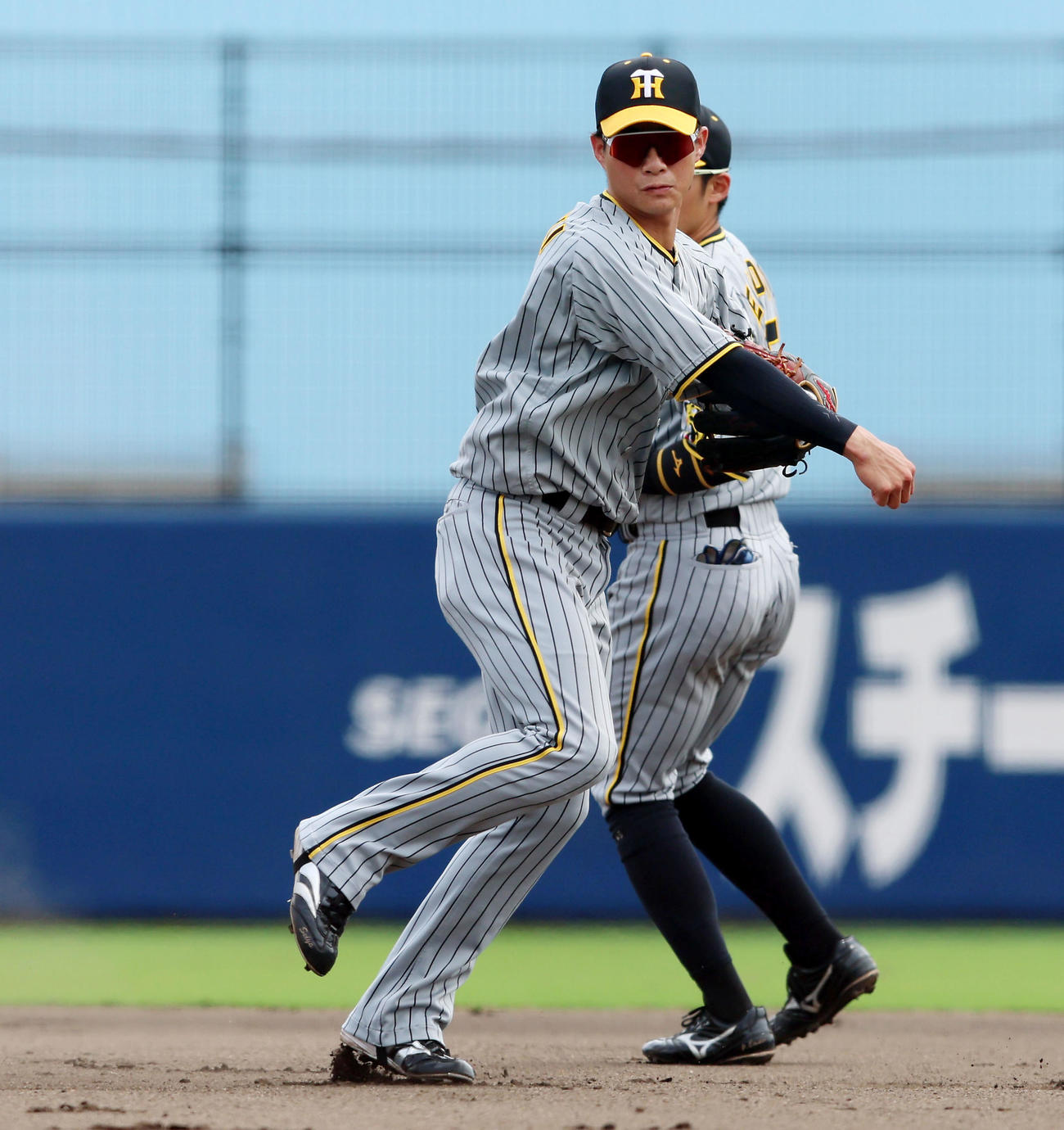 ウエスタン・リーグオリックス対阪神　1回裏オリックス無死一塁、木浪は横山聖の二ゴロを一塁へ転送し併殺を奪う（撮影・加藤哉）