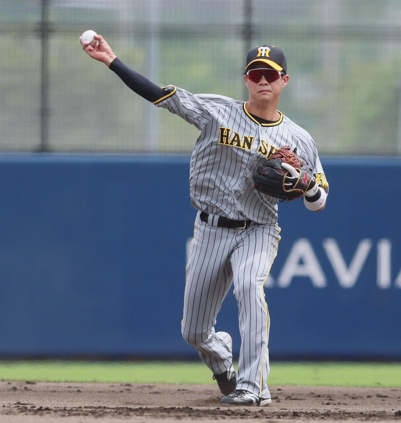 オリックス対阪神　1回裏オリックス2死一、二塁、木浪は小田の打球を捕球し一塁へ送球する（撮影・加藤哉）