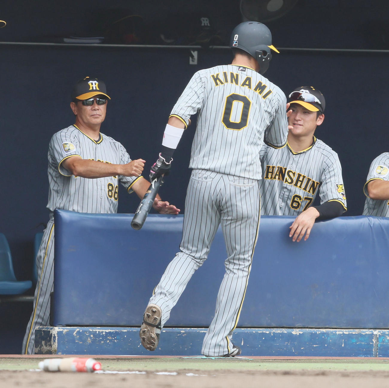 オリックス対阪神　3回表阪神1死満塁、ミエセスの左2点適時打で生還した三塁走者木浪（背中）とタッチする和田2軍監督（撮影・加藤哉）