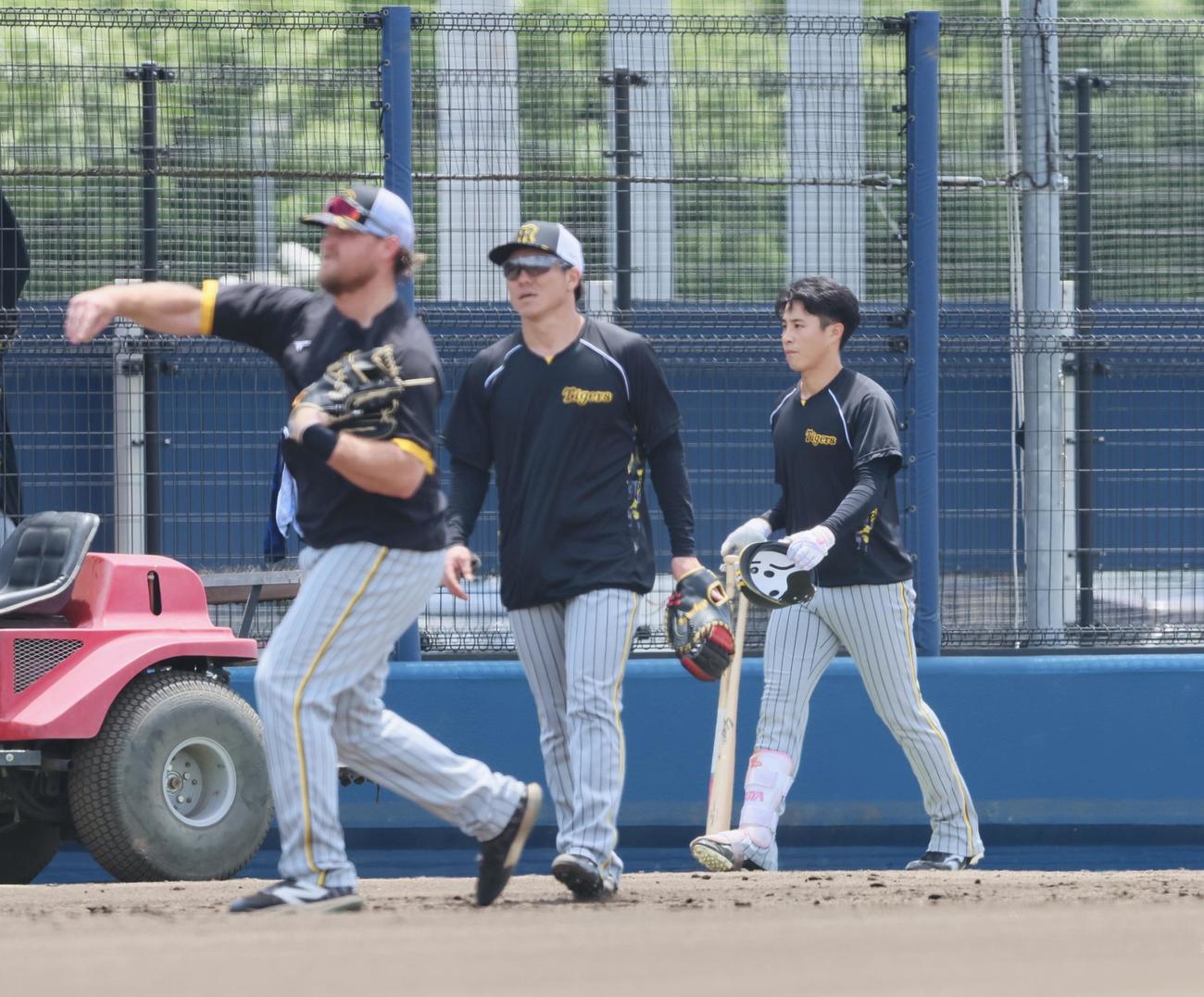 ウエスタンリーグ　オリックス対阪神　打撃練習を終えベンチへ引き揚げる木浪（撮影・加藤哉）
