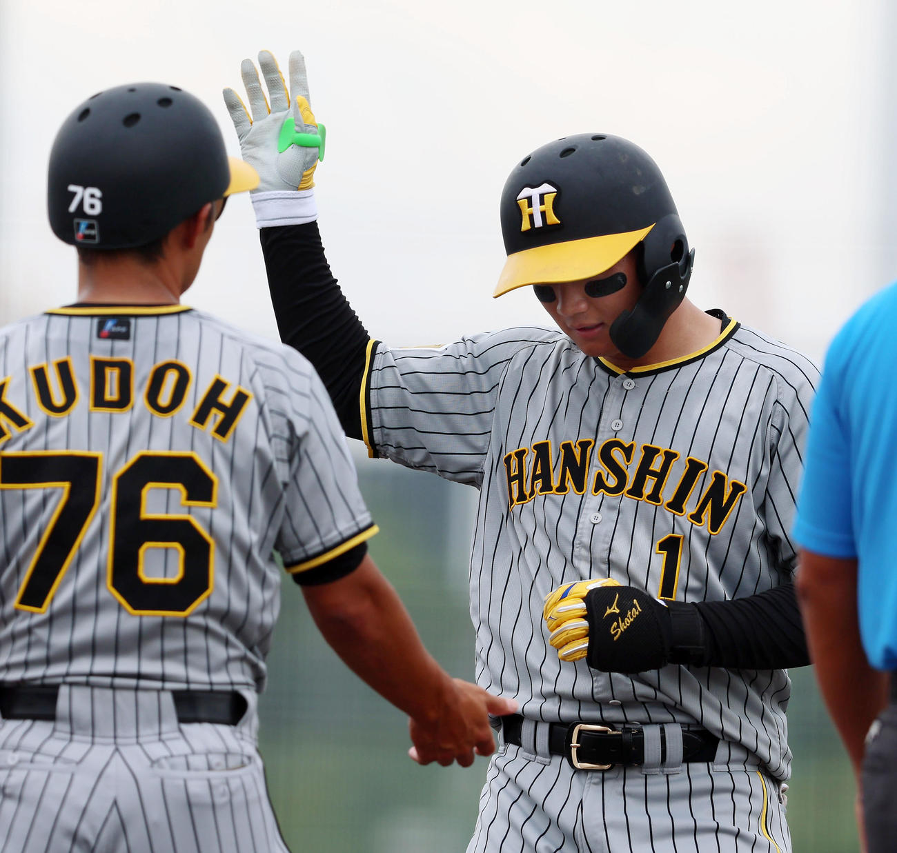 オリックス対阪神　7回表阪神2死、森下は左前打を放ちベンチへ向かって手をあげる（撮影・加藤哉）