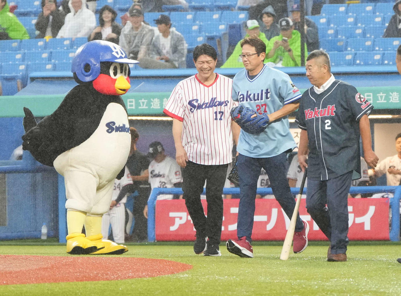 ヤクルト対中日　ヤクルト球団のレジェンドたちによるファーストピッチセレモニーに臨む、左から川崎氏、古田氏、飯田氏（撮影・小沢裕）