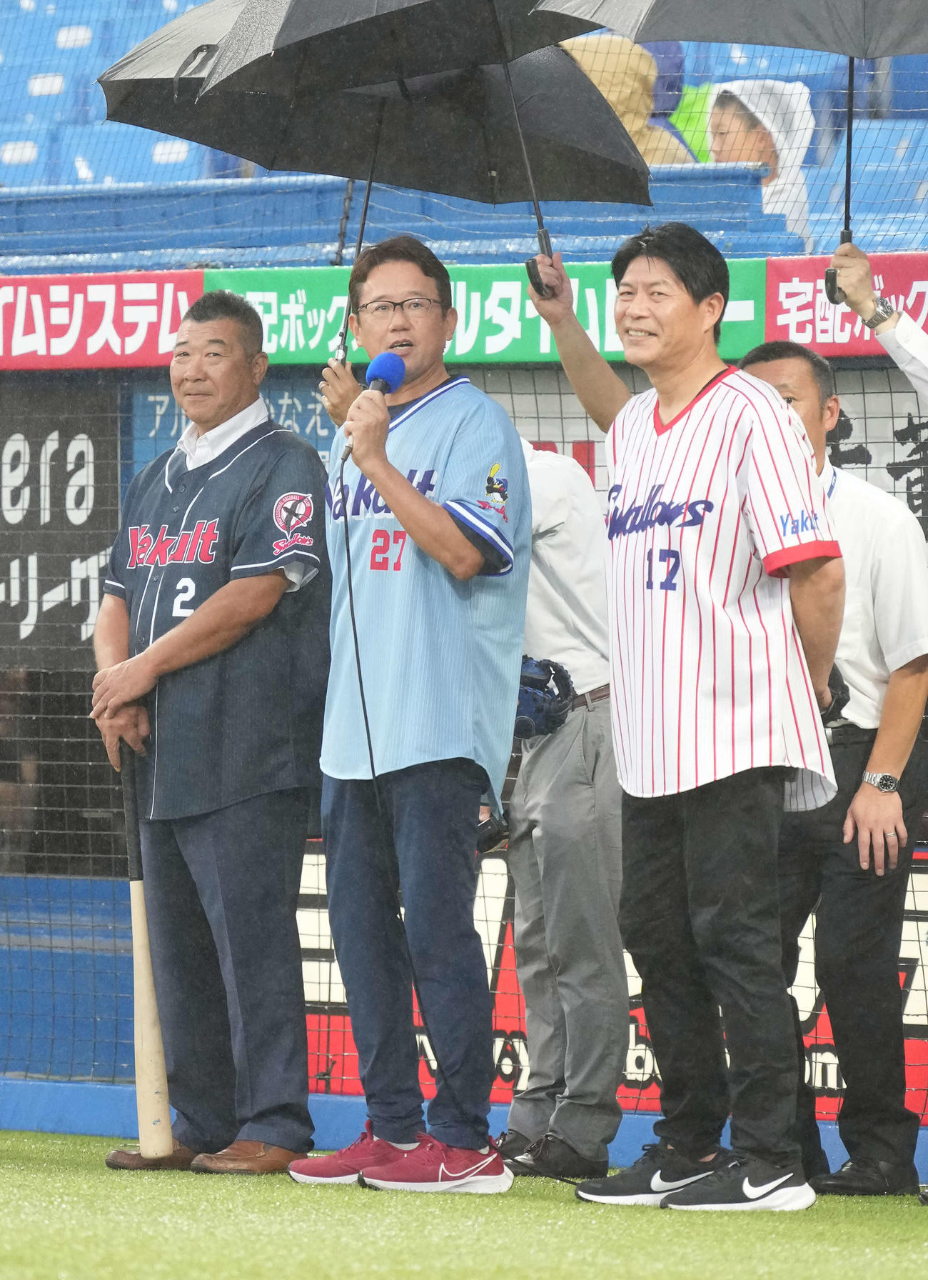 ヤクルト対中日　ヤクルト球団のレジェンドたちによるファーストピッチセレモニーに臨む、左から飯田氏、古田氏、川崎氏（撮影・小沢裕）