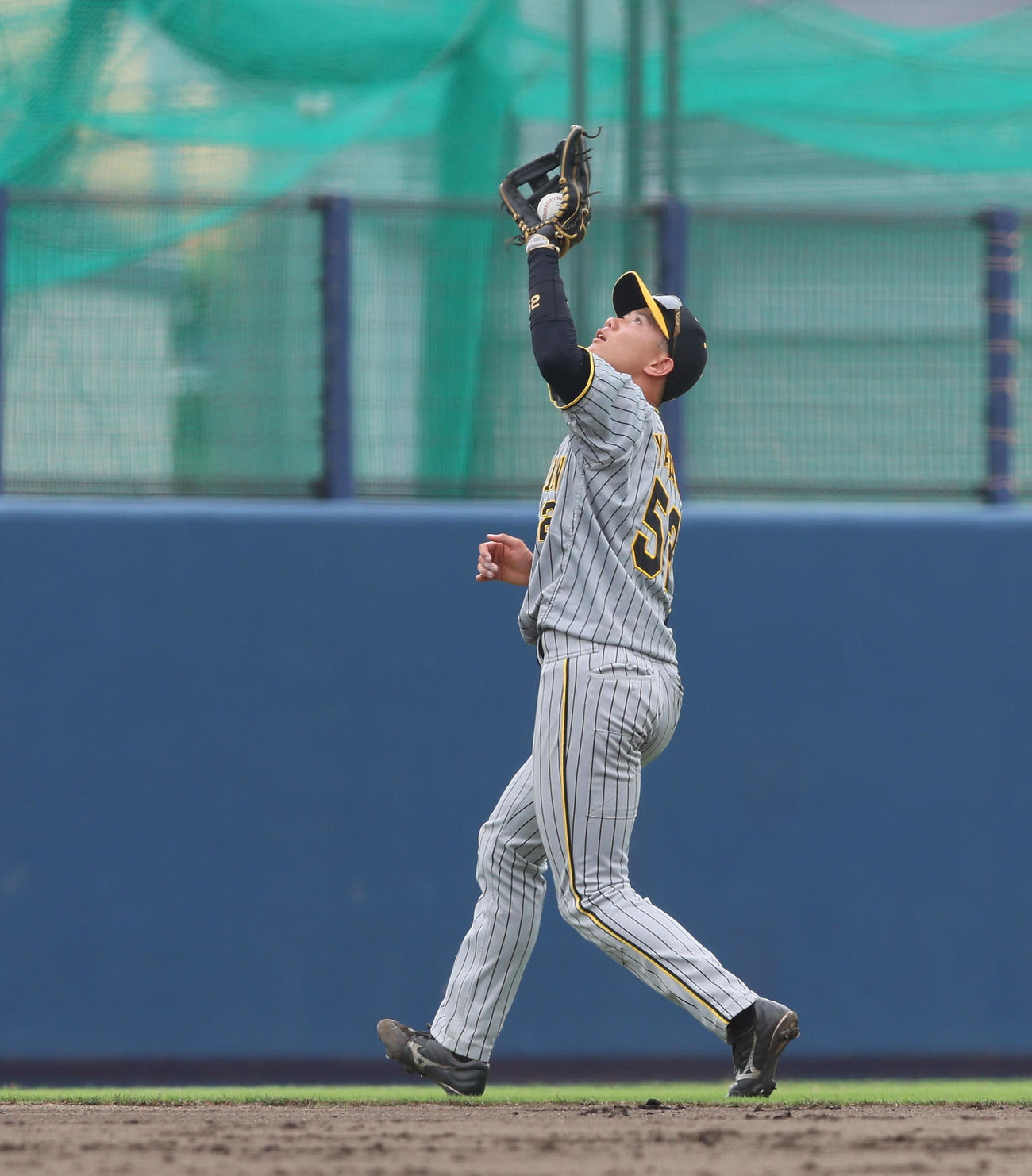 オリックス対阪神　5回裏オリックス無死、山田は横山聖の飛球を捕球する（撮影・加藤哉）