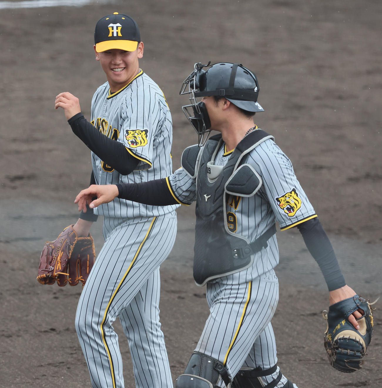 オリックス対阪神　8回裏、3回を投げオリックス打線を無失点に抑えた門別（左）は栄枝と共に明るい表情でベンチへ引き揚げる（撮影・加藤哉）