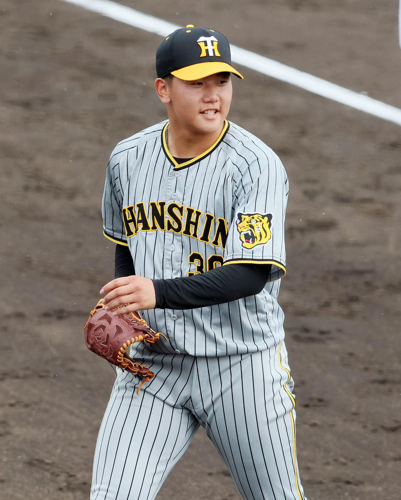 オリックス対阪神　8回裏、3回を投げオリックス打線を無失点に抑えた門別は明るい表情でベンチへ引き揚げる（撮影・加藤哉）