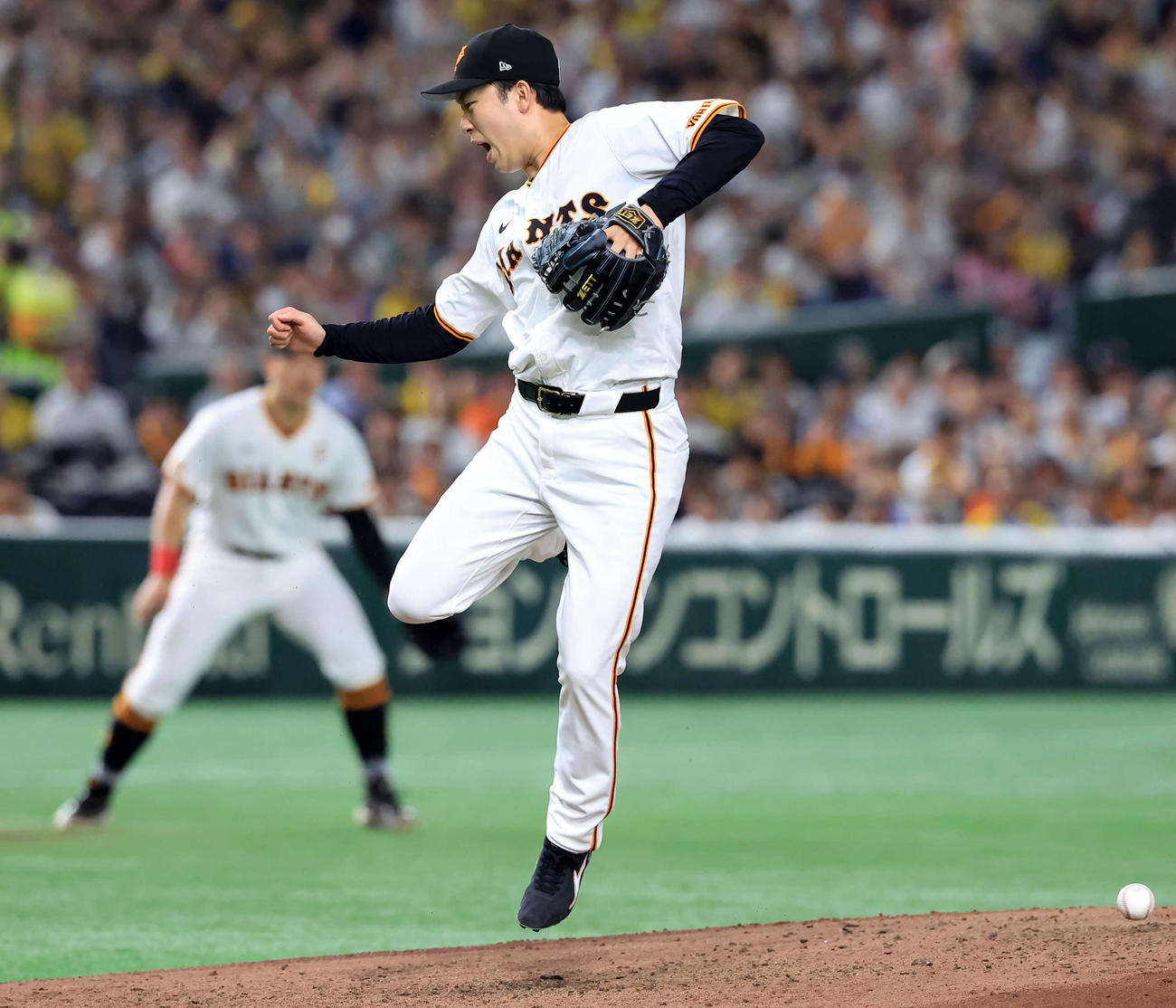 巨人対阪神　4回表阪神2死、小幡の打球が右足に当たり痛そうな表情の山崎伊（撮影・浅見桂子）
